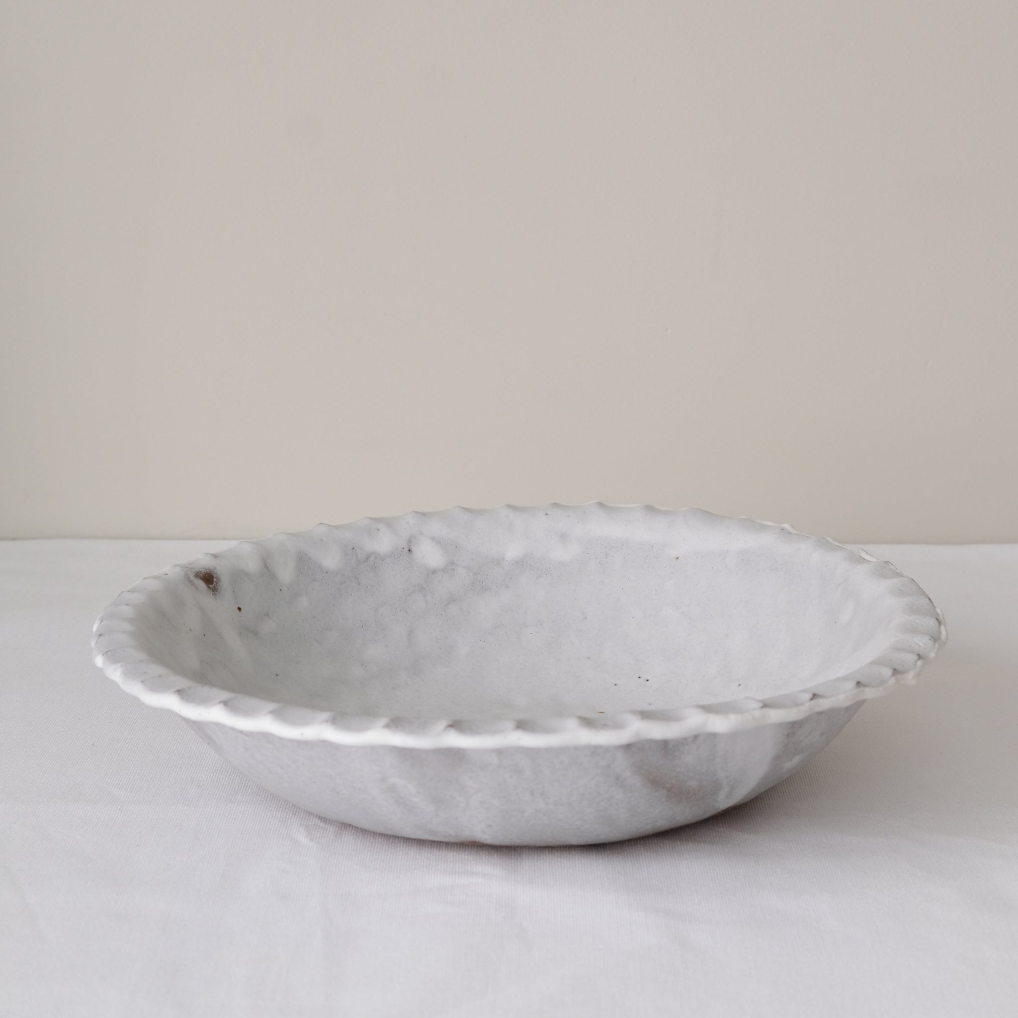 Saladier "Empreintes" en grès D 28cm - blanc mat d'Helene Maury chez Brutal Ceramics