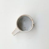 Mug "Hilda" en grès 280ml - blanc tacheté d'Hélène Maury chez Brutal Ceramics