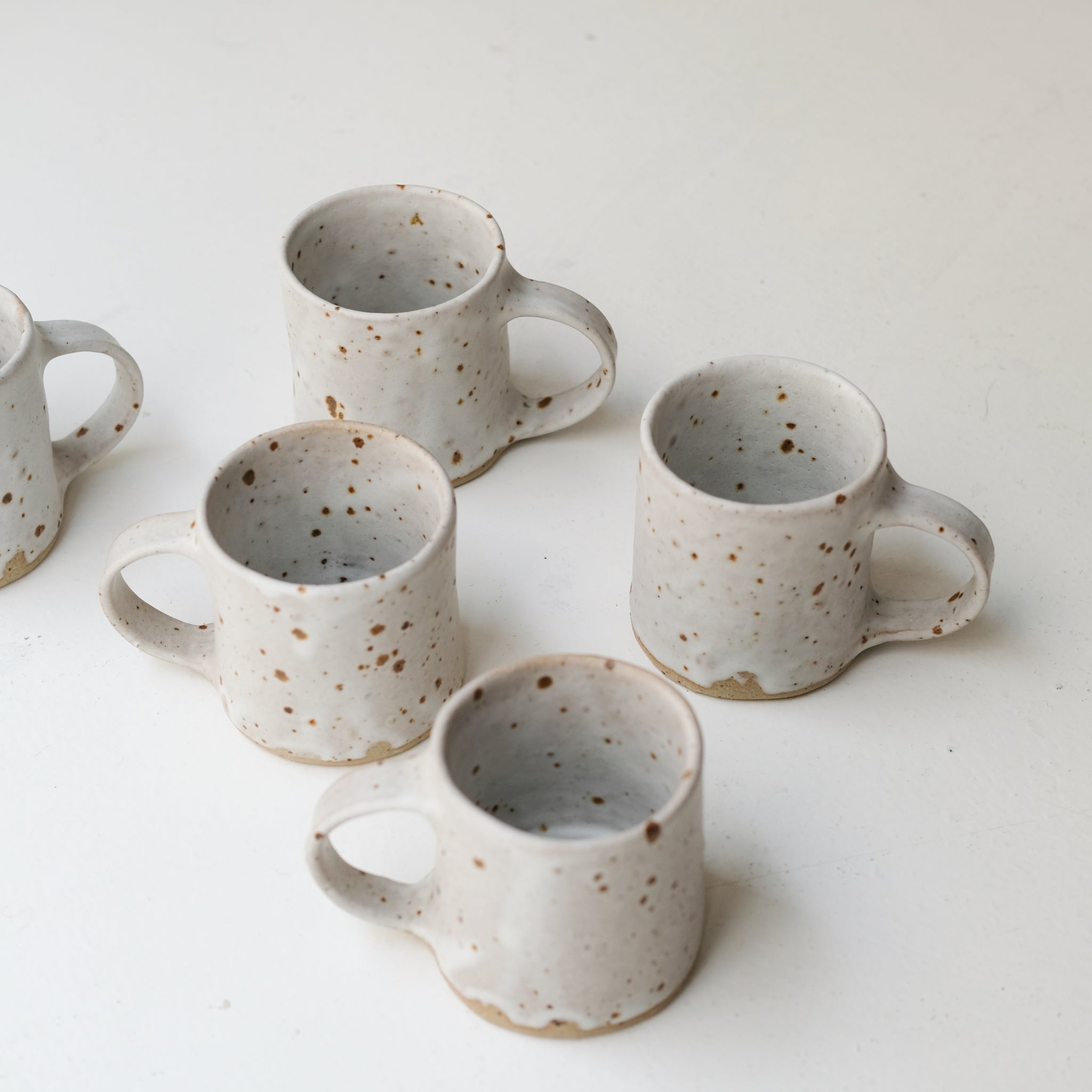 Mug "Hilda" en grès 280ml - blanc tacheté d'Hélène Maury chez Brutal Ceramics
