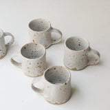 Mug "Hilda" en grès 280ml - blanc tacheté d'Hélène Maury chez Brutal Ceramics