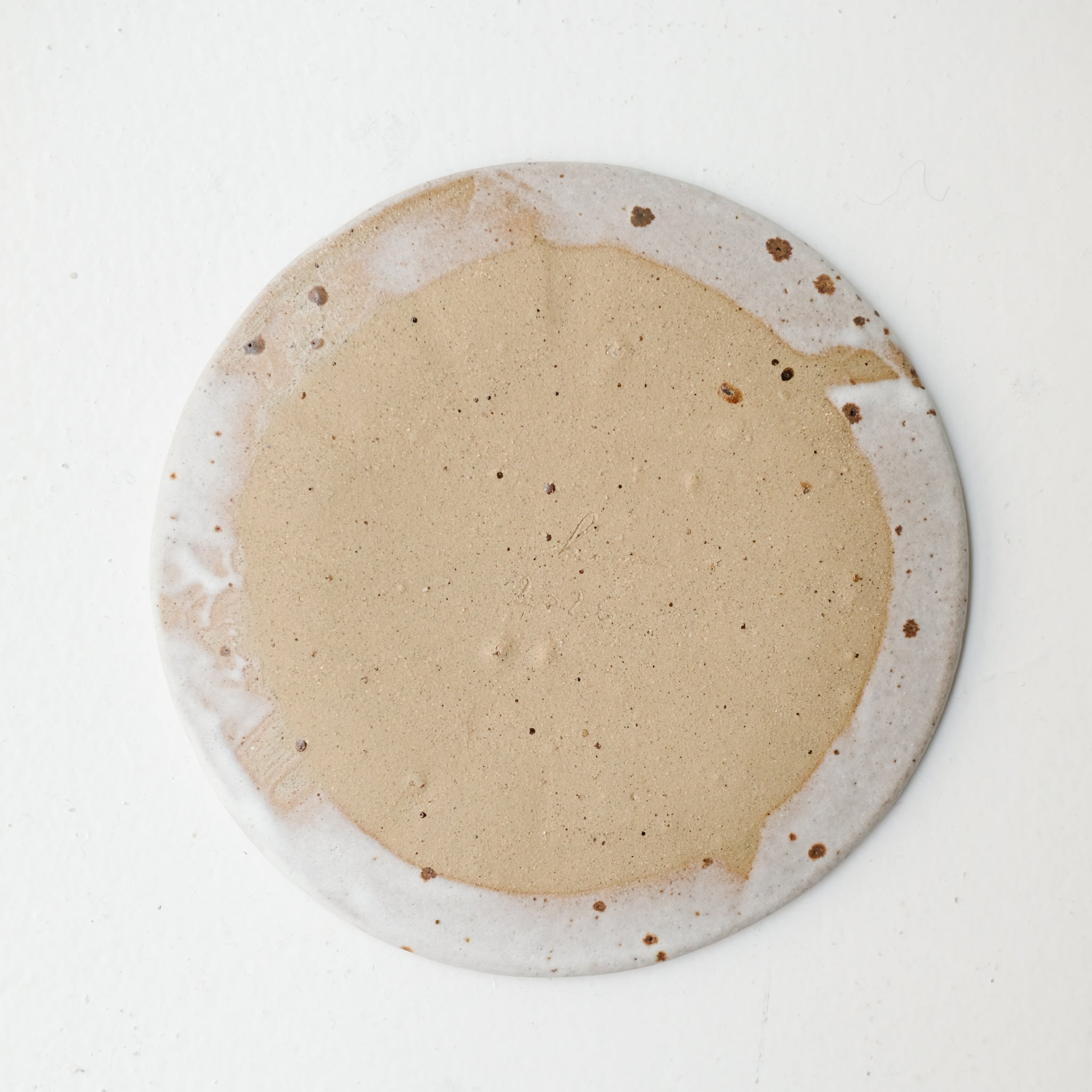 Assiette "Fleurs" en grès D 18cm - blanc tacheté d'Hélène Maury chez Brutal Ceramics