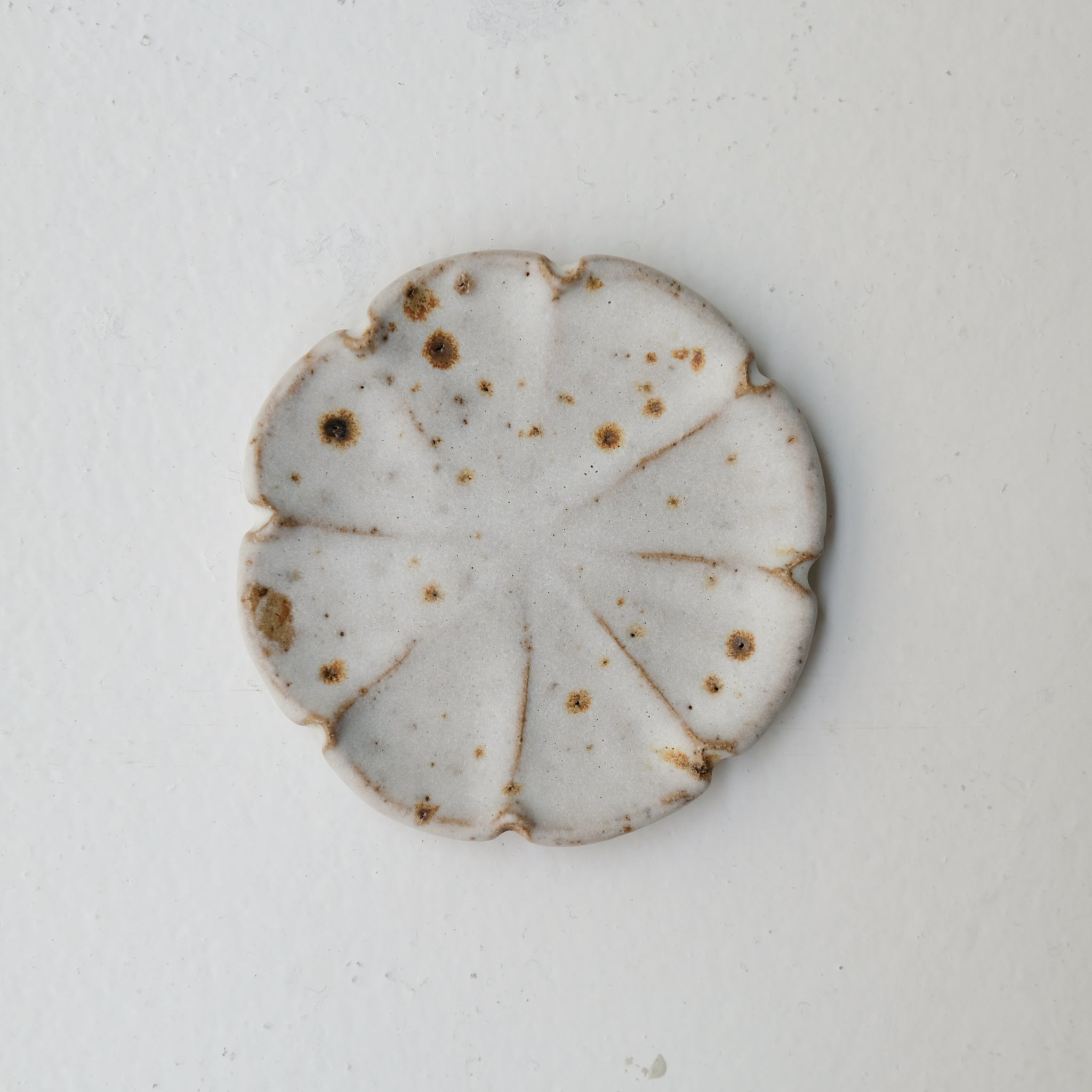 Assiette "Fleurs" en grès D 9cm - blanc tacheté d'Hélène Maury chez Brutal Ceramics
