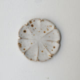 Assiette "Fleurs" en grès D 9cm - blanc tacheté d'Hélène Maury chez Brutal Ceramics