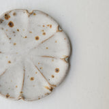 Assiette "Fleurs" en grès D 9cm - blanc tacheté d'Hélène Maury chez Brutal Ceramics