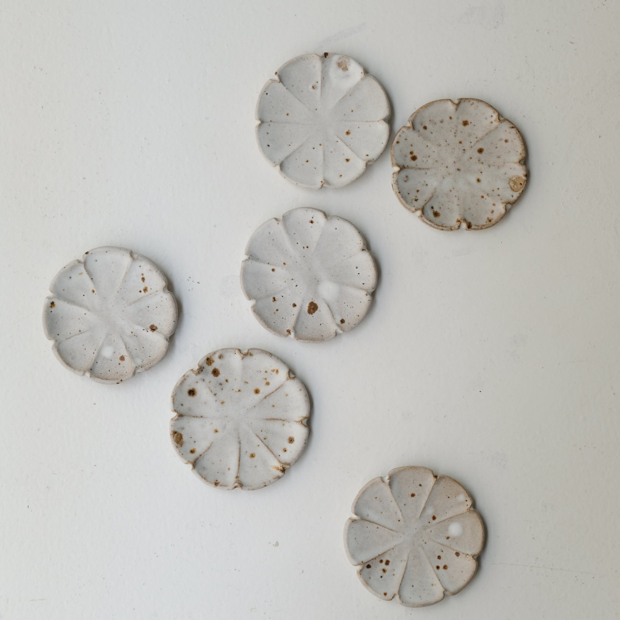 Assiette "Fleurs" en grès D 9cm - blanc tacheté d'Hélène Maury chez Brutal Ceramics