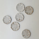Assiette "Fleurs" en grès D 9cm - blanc tacheté d'Hélène Maury chez Brutal Ceramics