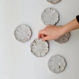 Assiette "Fleurs" en grès D 9cm - blanc tacheté d'Hélène Maury chez Brutal Ceramics