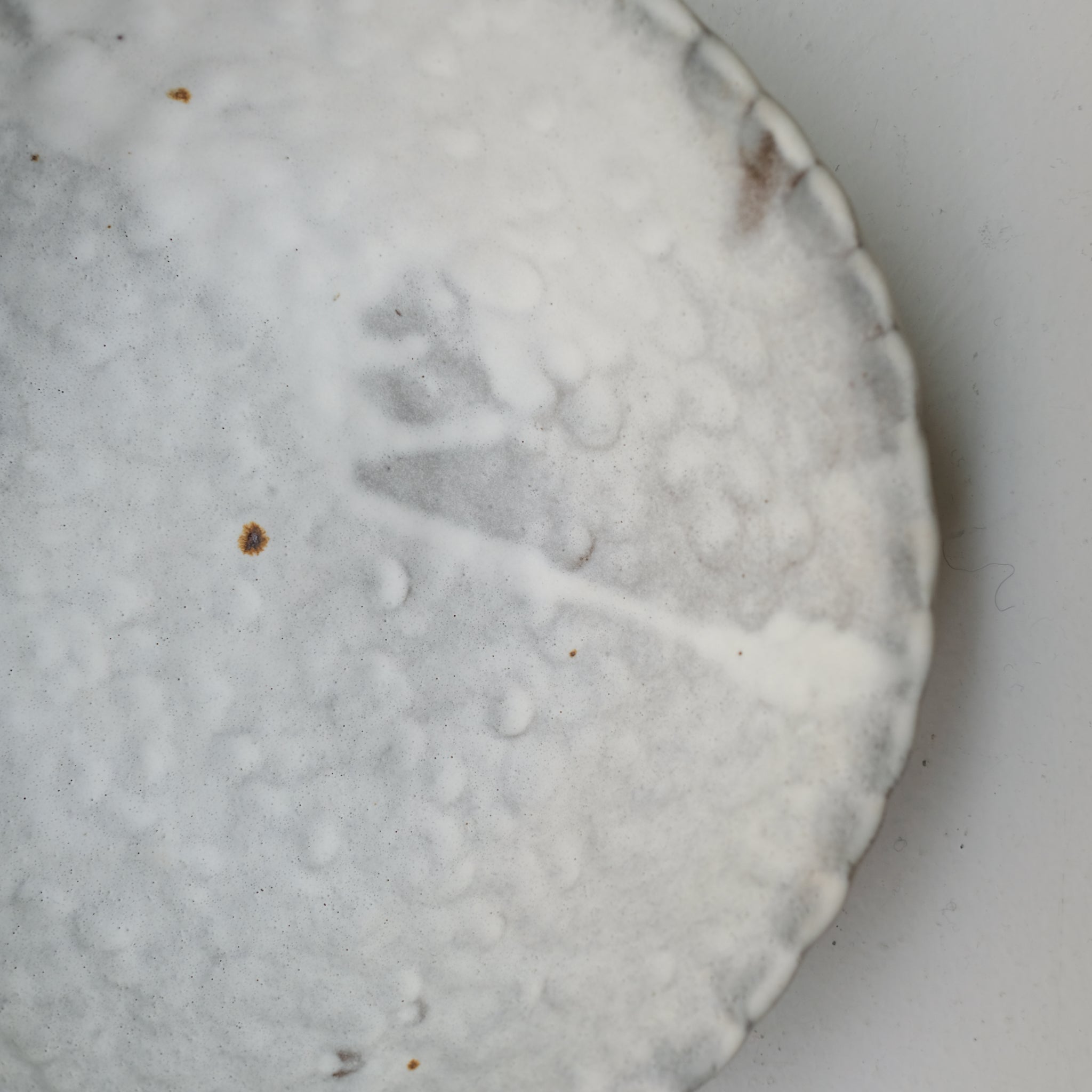 Saladier "Empreintes" en grès D 28cm - blanc mat d'Helene Maury chez Brutal Ceramics