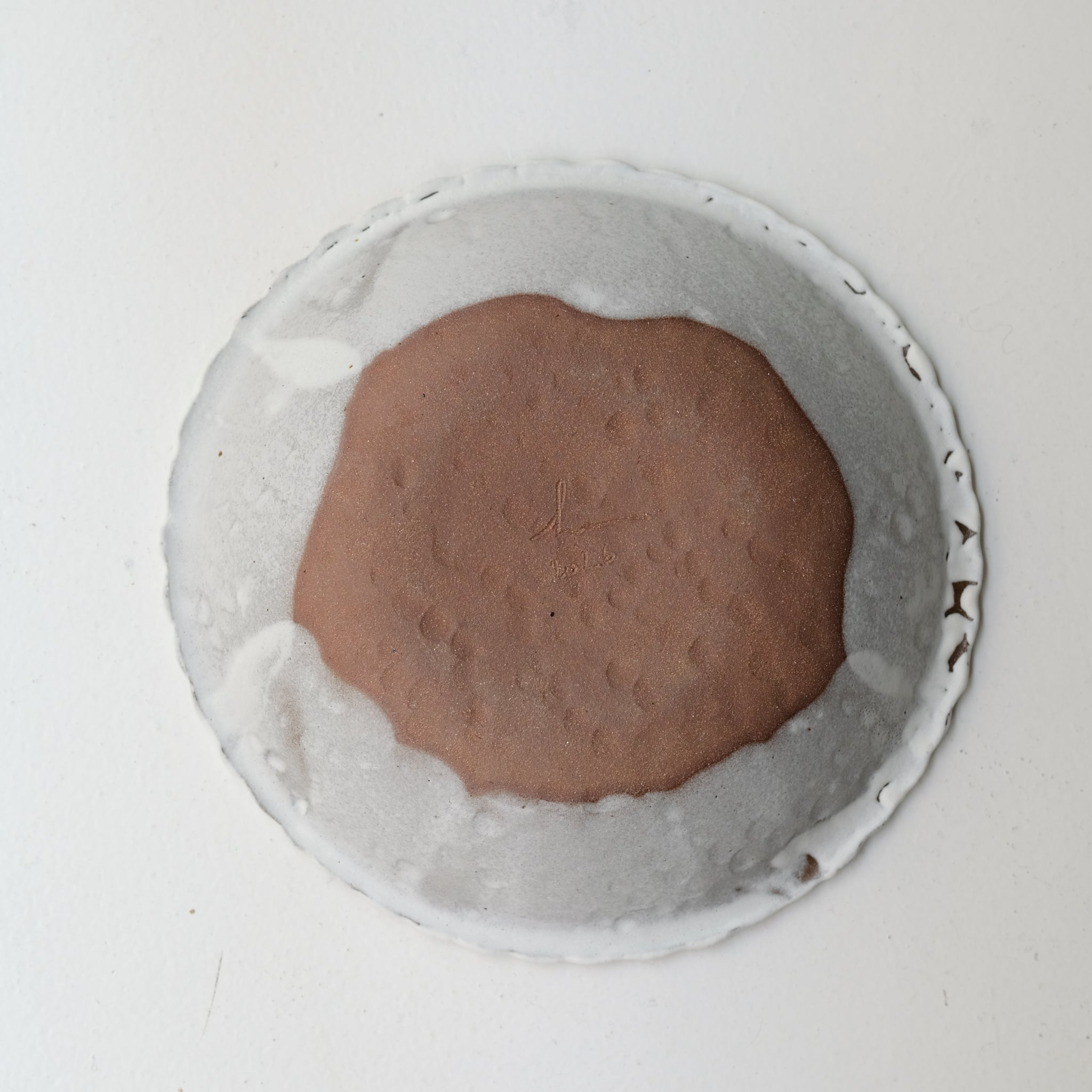 Saladier "Empreintes" en grès D 28cm - blanc mat d'Helene Maury chez Brutal Ceramics