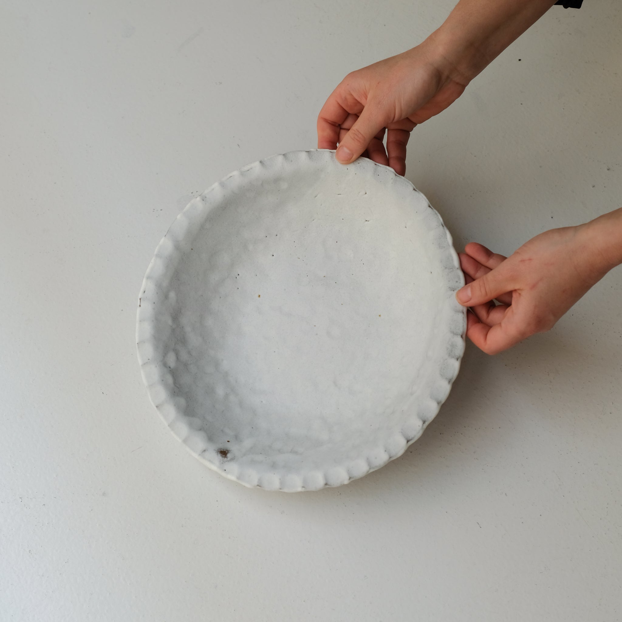 Saladier "Empreintes" en grès D 28cm - blanc mat d'Helene Maury chez Brutal Ceramics