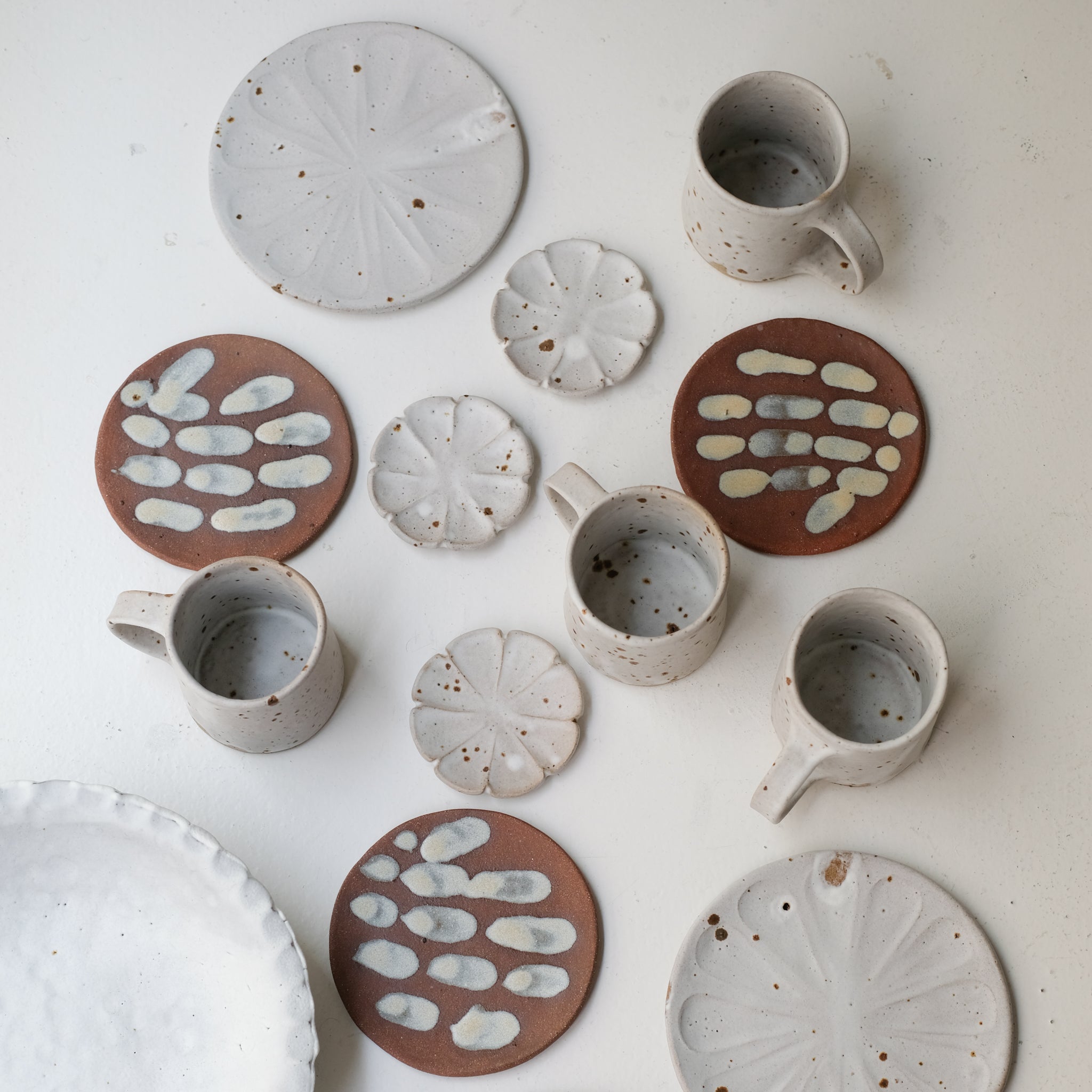 Saladier "Empreintes" en grès D 28cm - blanc mat d'Helene Maury chez Brutal Ceramics