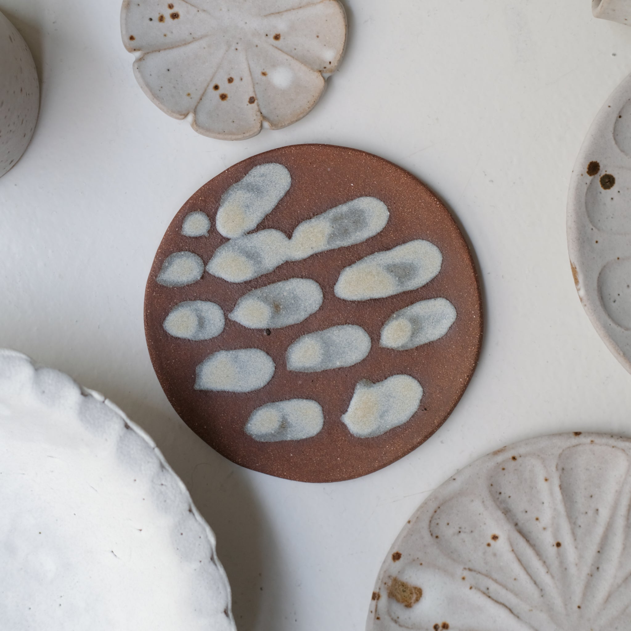 Assiette en grès D 14cm - rouge et beige d'Hélène Maury chez Brutal Ceramics