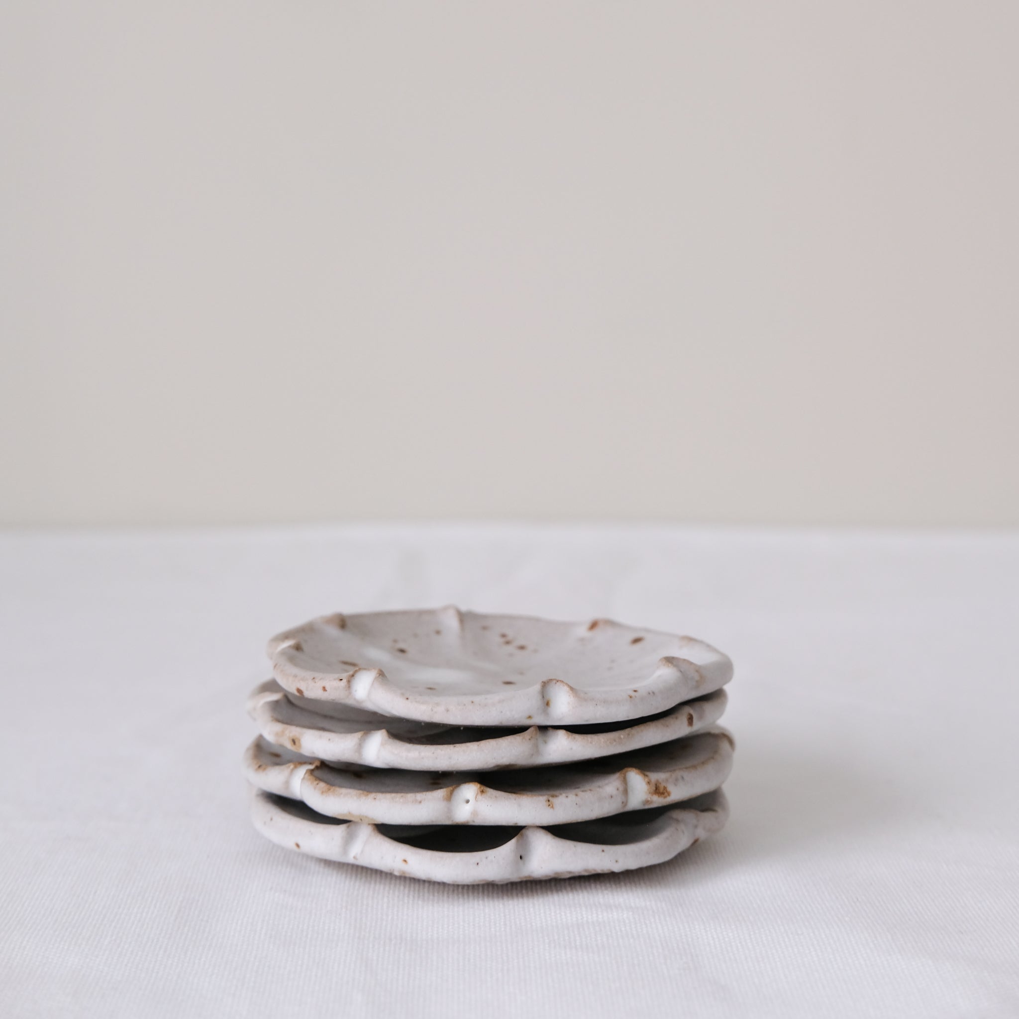 Assiette "Fleurs" en grès D 9cm - blanc tacheté d'Hélène Maury chez Brutal Ceramics