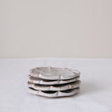 Assiette "Fleurs" en grès D 9cm - blanc tacheté d'Hélène Maury chez Brutal Ceramics
