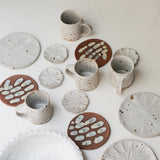 Assiette "Fleurs" en grès D 9cm - blanc tacheté d'Hélène Maury chez Brutal Ceramics