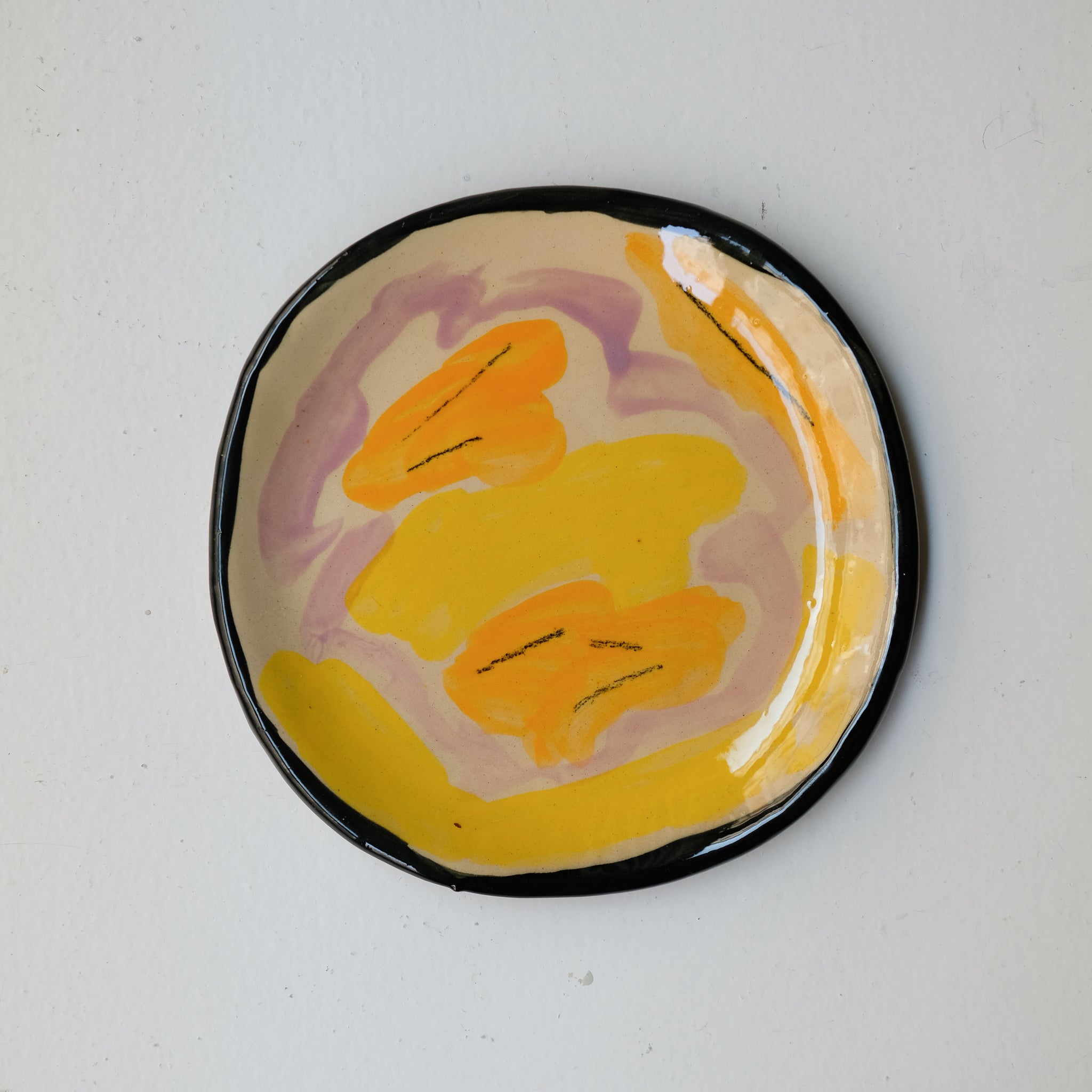 Assiette SP26HB01 en faïence rouge D 19,5cm - Multicolore d'Héloise Bariol chez Brutal Ceramics