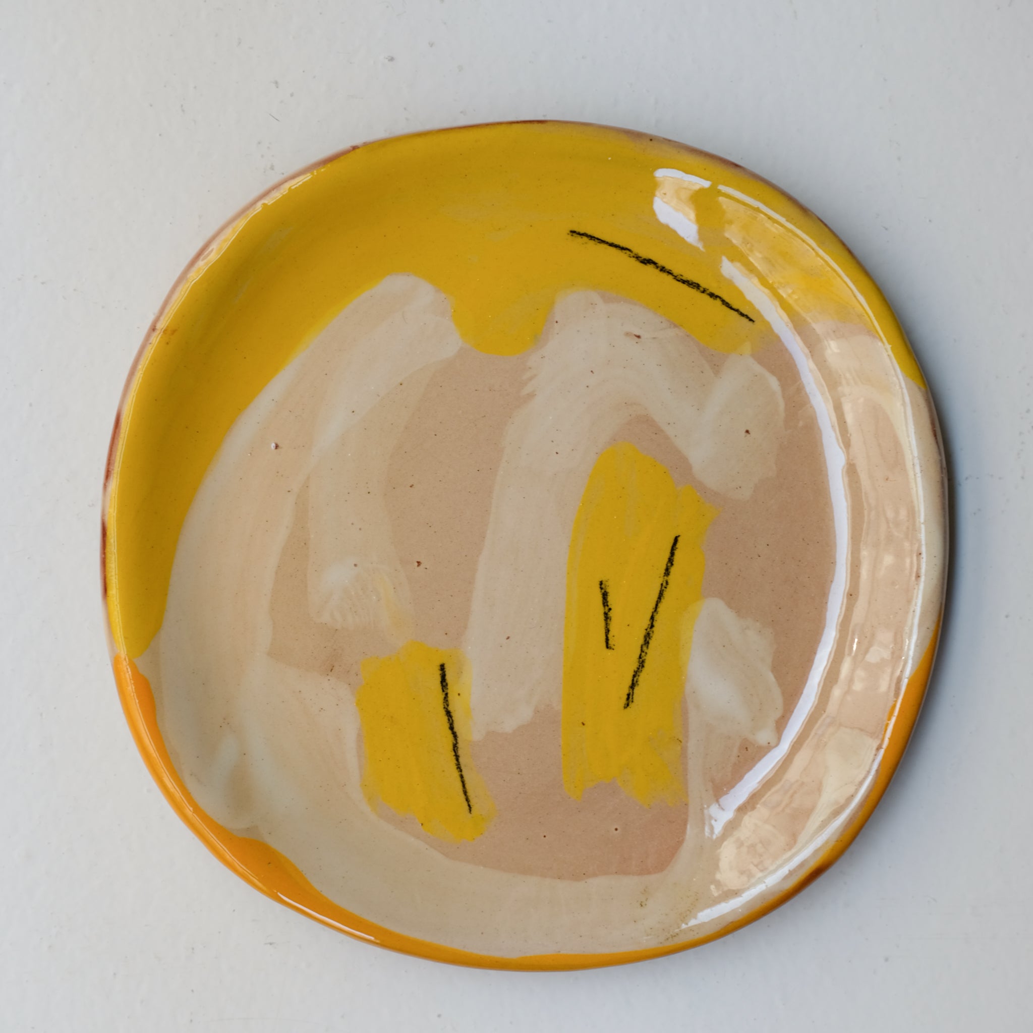Assiette SP26HB04 en faïence rouge D 19,5cm - Multicolore d'Héloise Bariol chez Brutal Ceramics