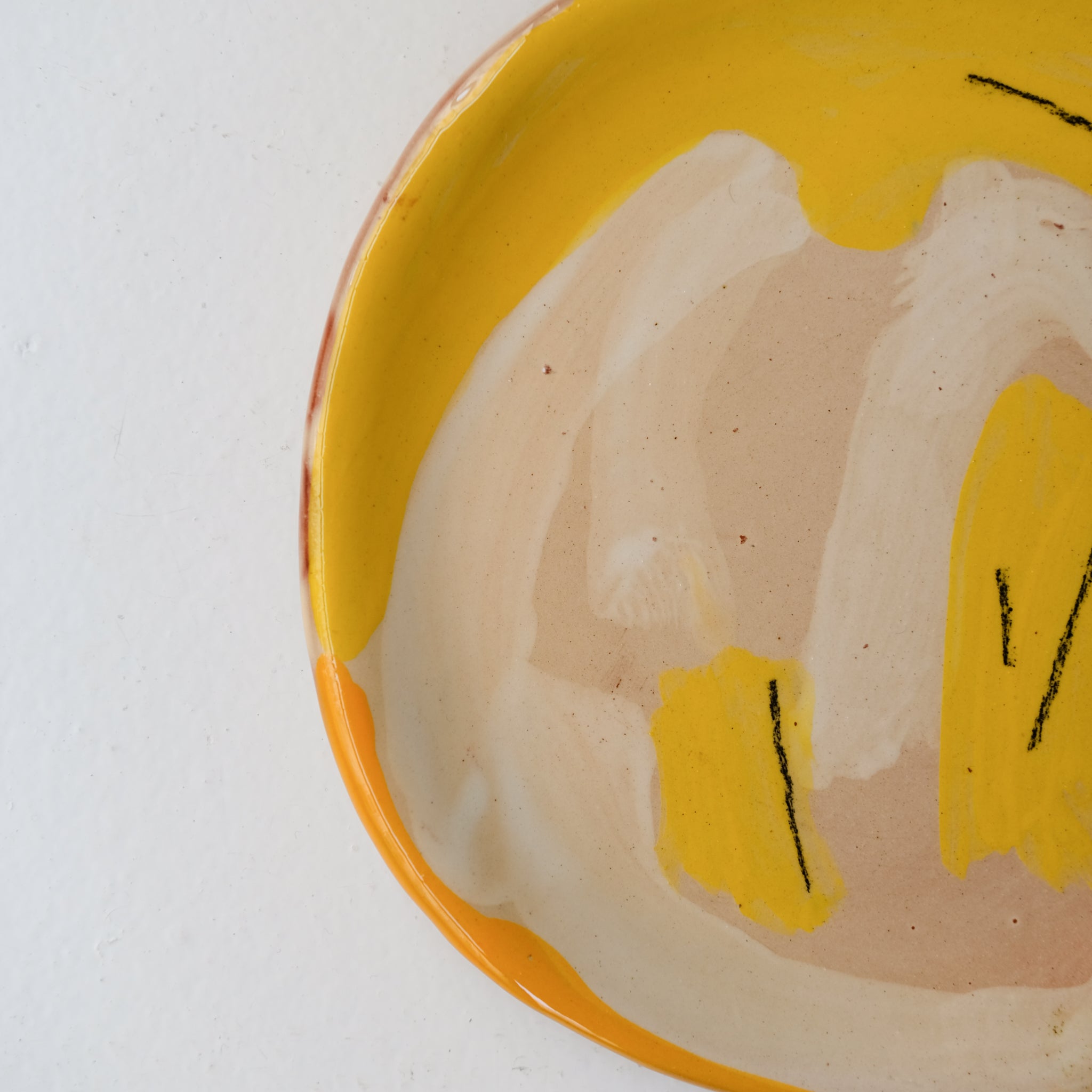 Assiette SP26HB04 en faïence rouge D 19,5cm - Multicolore d'Héloise Bariol chez Brutal Ceramics