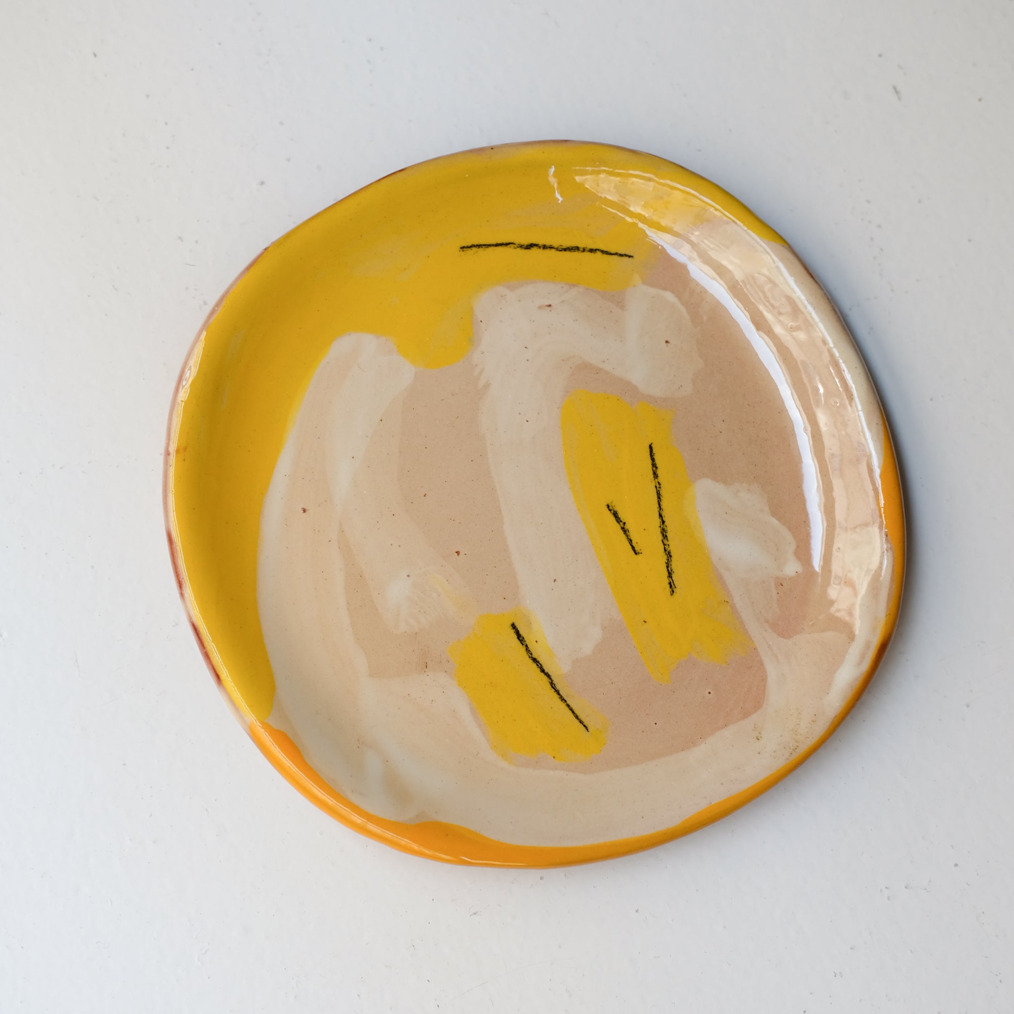 Assiette SP26HB04 en faïence rouge D 19,5cm - Multicolore d'Héloise Bariol chez Brutal Ceramics