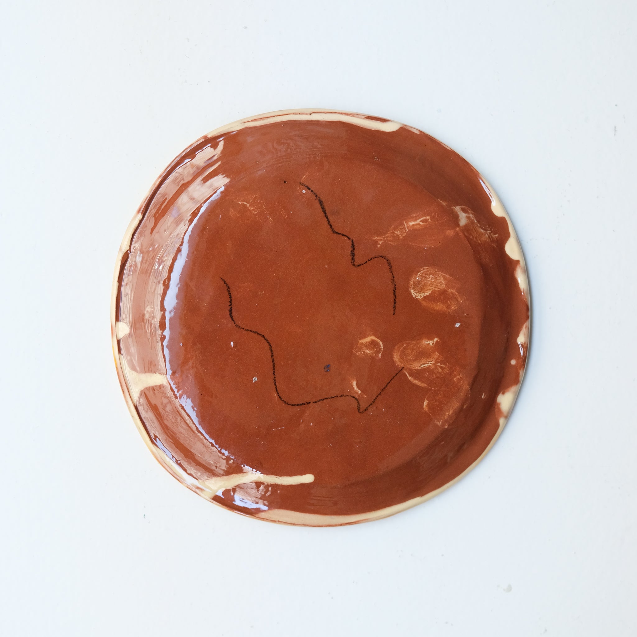 Assiette SP26HB04 en faïence rouge D 19,5cm - Multicolore d'Héloise Bariol chez Brutal Ceramics