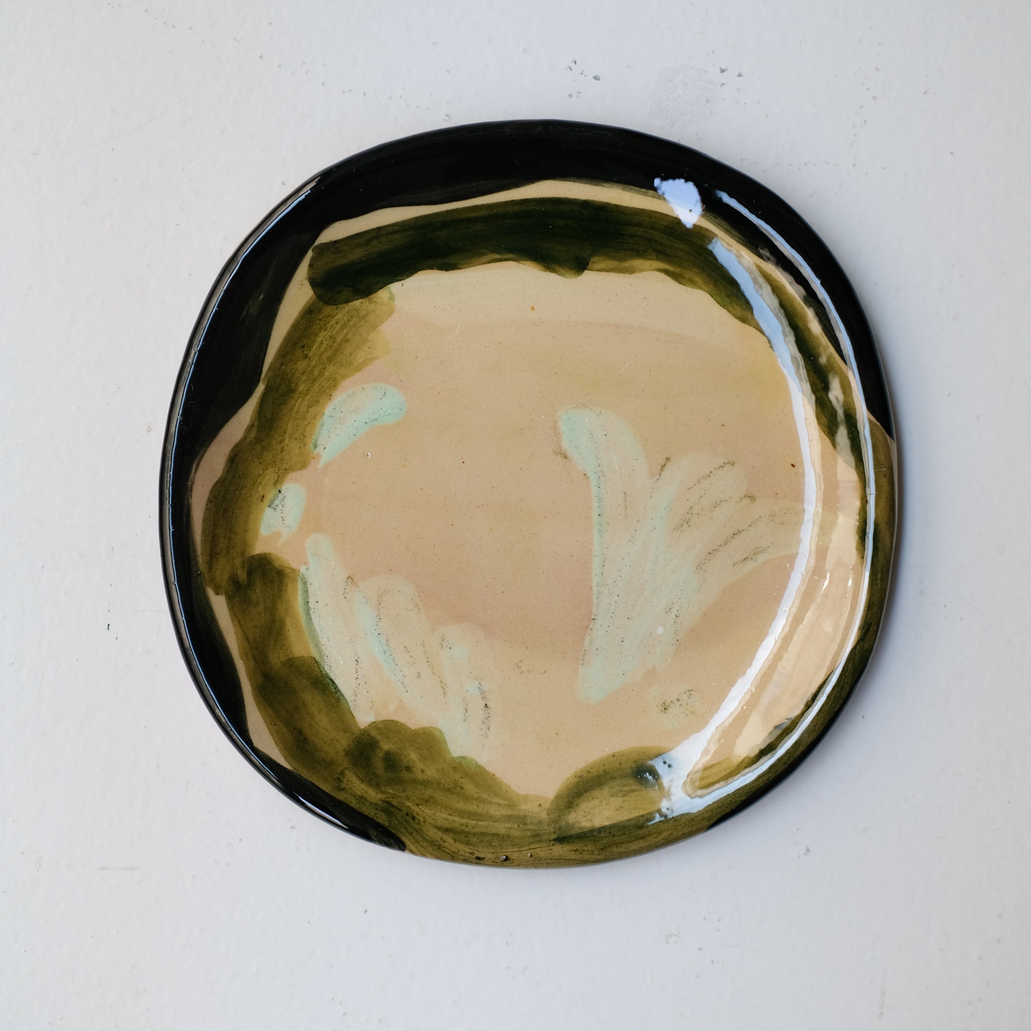Assiette SP26HB05 en faïence rouge D 19,5cm - Multicolore d'Héloise Bariol chez Brutal Ceramics