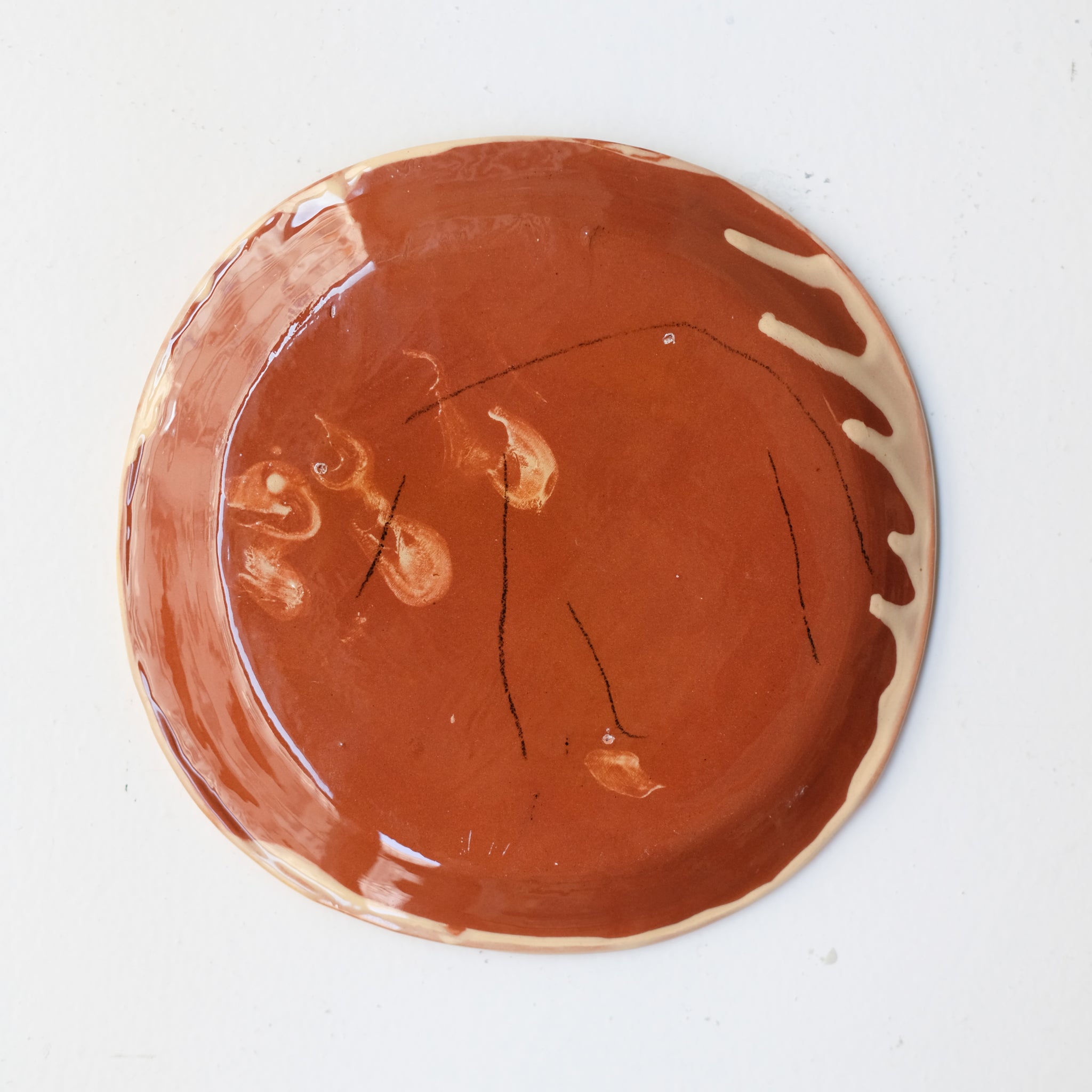 Assiette SP26HB06 en faïence rouge D 19,5cm - Multicolore d'Héloise Bariol chez Brutal Ceramics