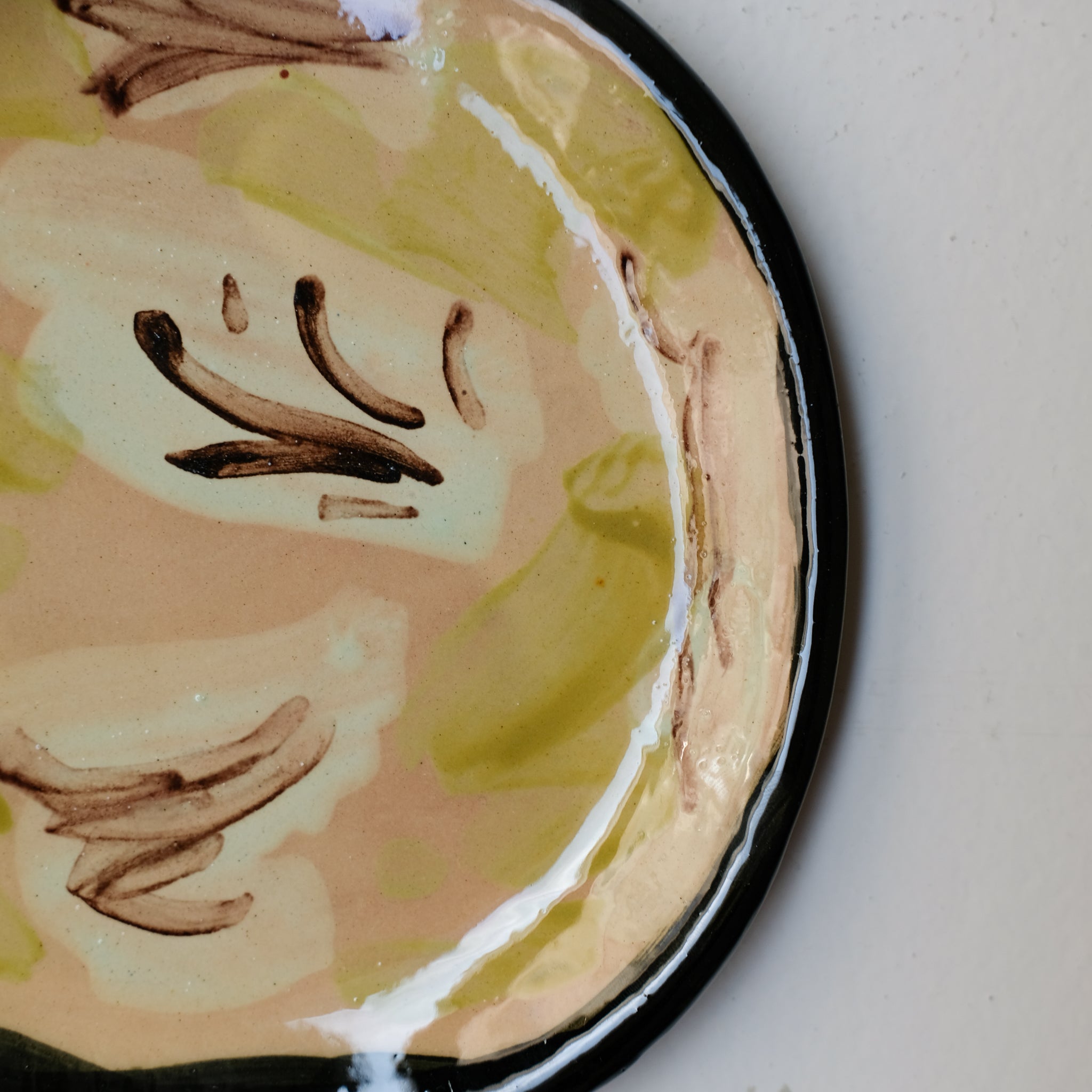Assiette SP26HB08 en faïence rouge D 19,5cm - Multicolore d'Héloise Bariol chez Brutal Ceramics