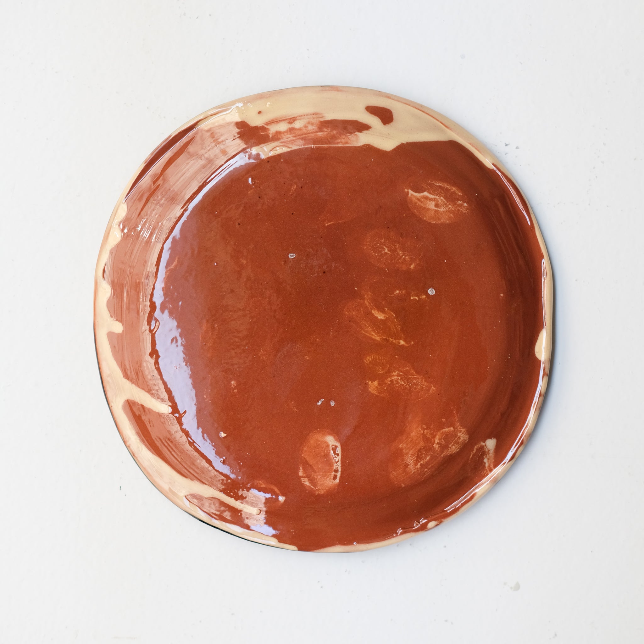 Assiette SP26HB09 en faïence rouge D 19,5cm - Multicolore d'Héloise Bariol chez Brutal Ceramics