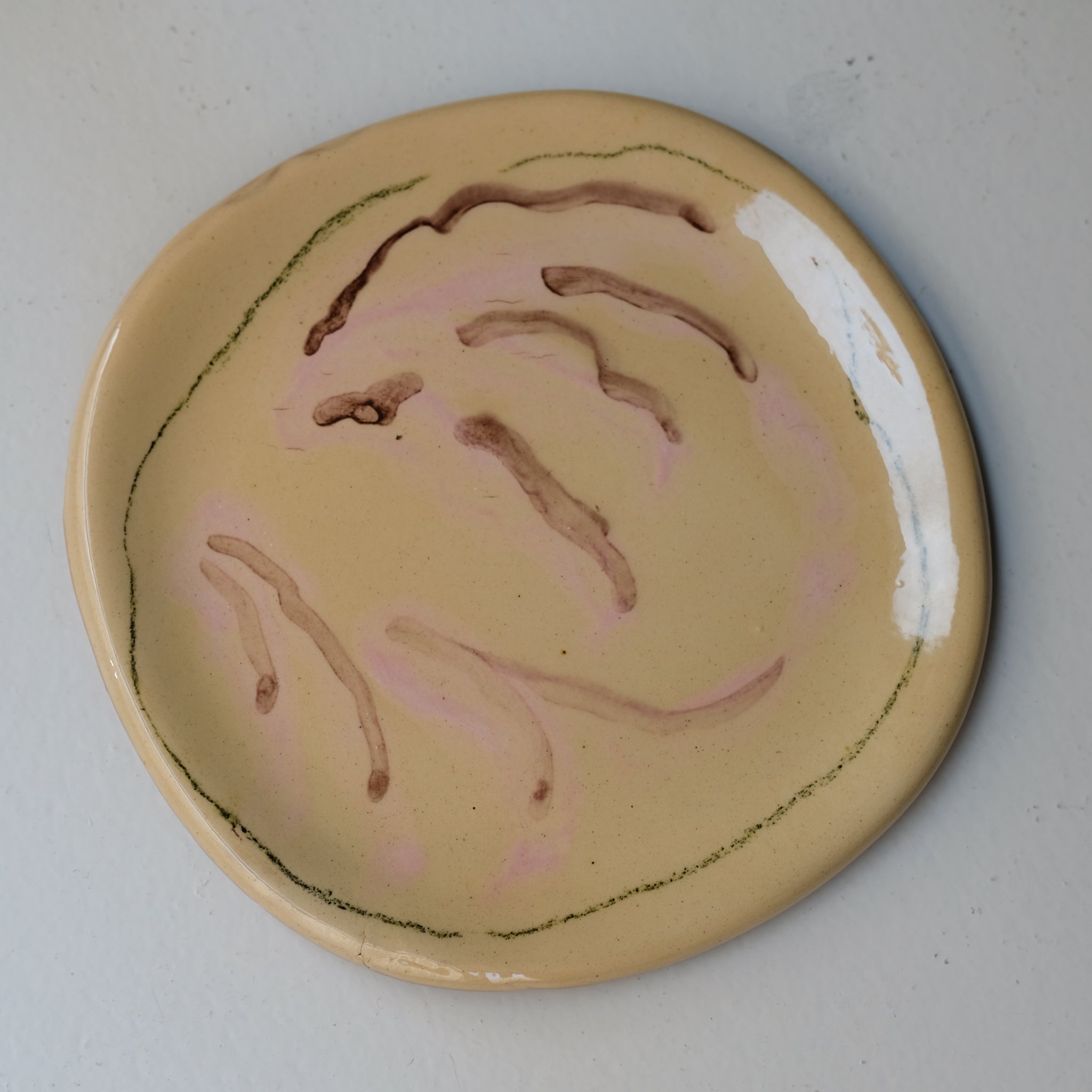 Assiette SP26HB10 en faïence rouge D 19,5cm - Multicolore d'Héloise Bariol chez Brutal Ceramics
