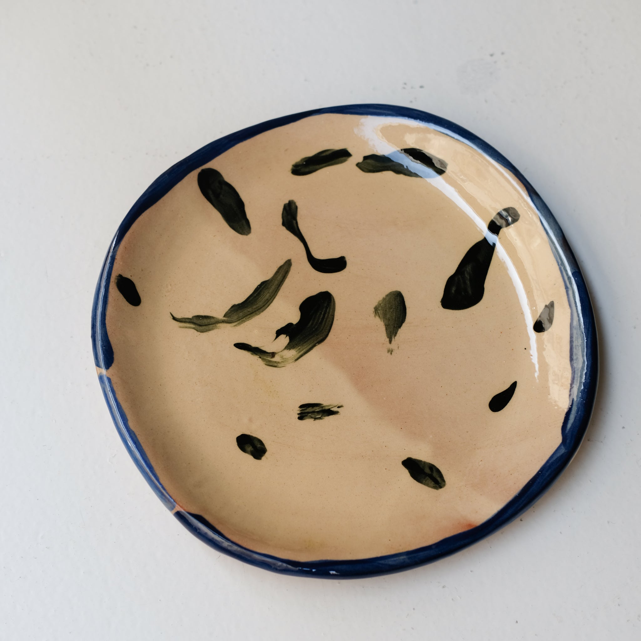 Assiette SP26HB11 en faïence rouge D 19,5cm - Multicolore d'Héloise Bariol chez Brutal Ceramics