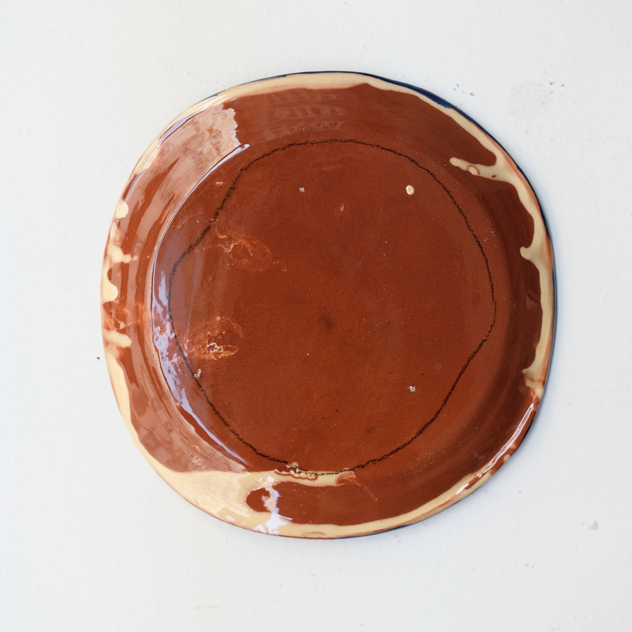 Assiette SP26HB11 en faïence rouge D 19,5cm - Multicolore d'Héloise Bariol chez Brutal Ceramics