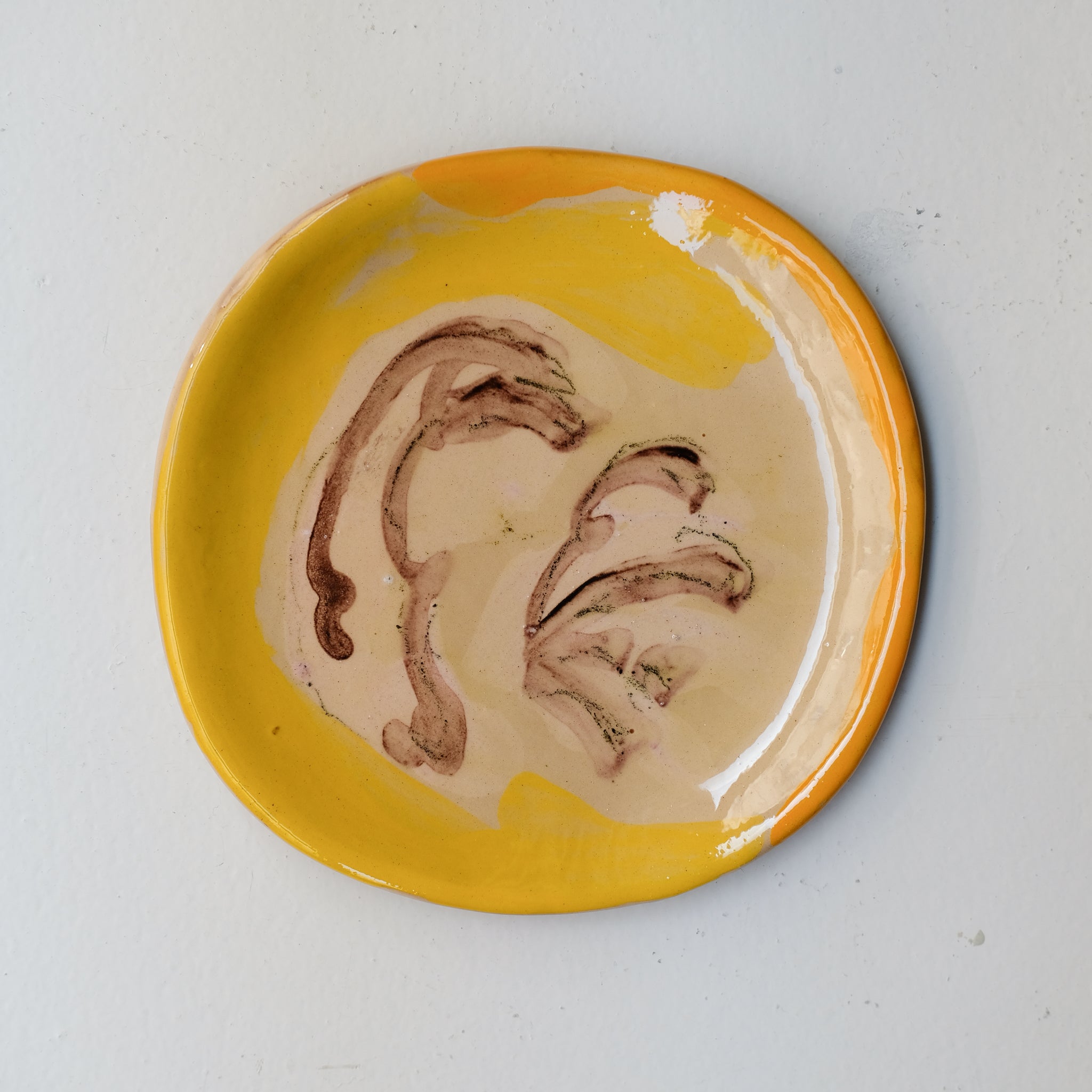 Assiette SP26HB12 en faïence rouge D 19,5cm - Multicolore d'Héloise Bariol chez Brutal Ceramics