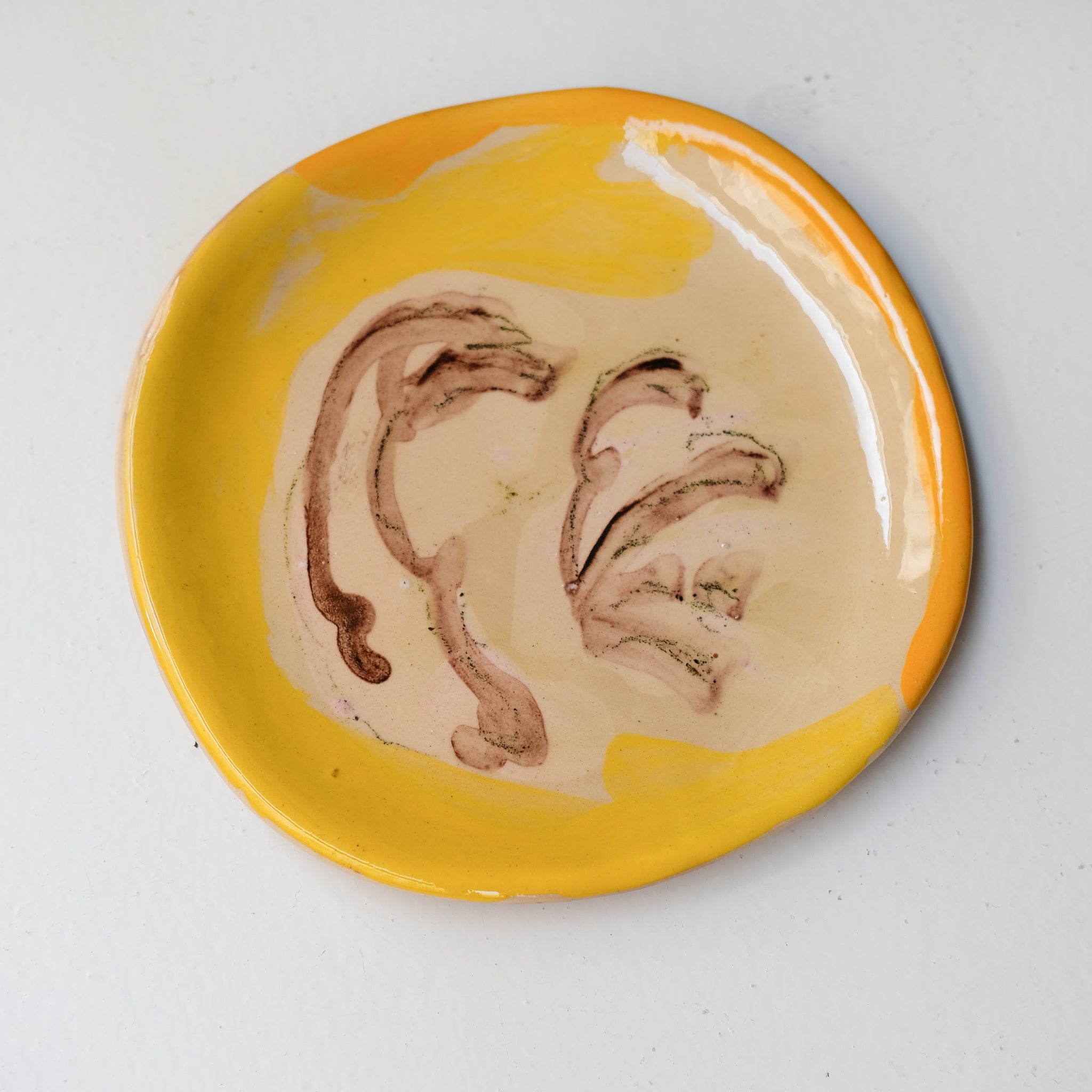 Assiette SP26HB12 en faïence rouge D 19,5cm - Multicolore d'Héloise Bariol chez Brutal Ceramics