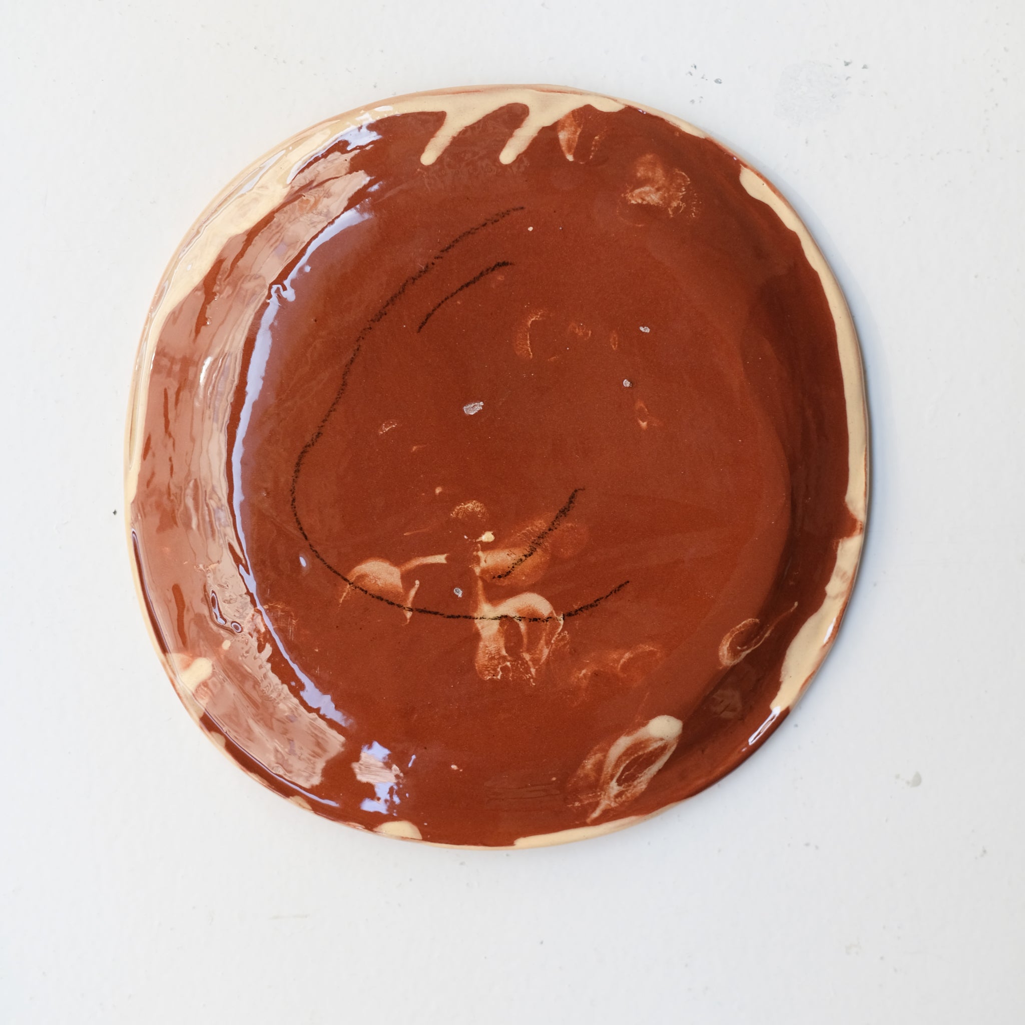 Assiette SP26HB15 en faïence rouge D 19,5cm - Multicolore d'Héloise Bariol chez Brutal Ceramics