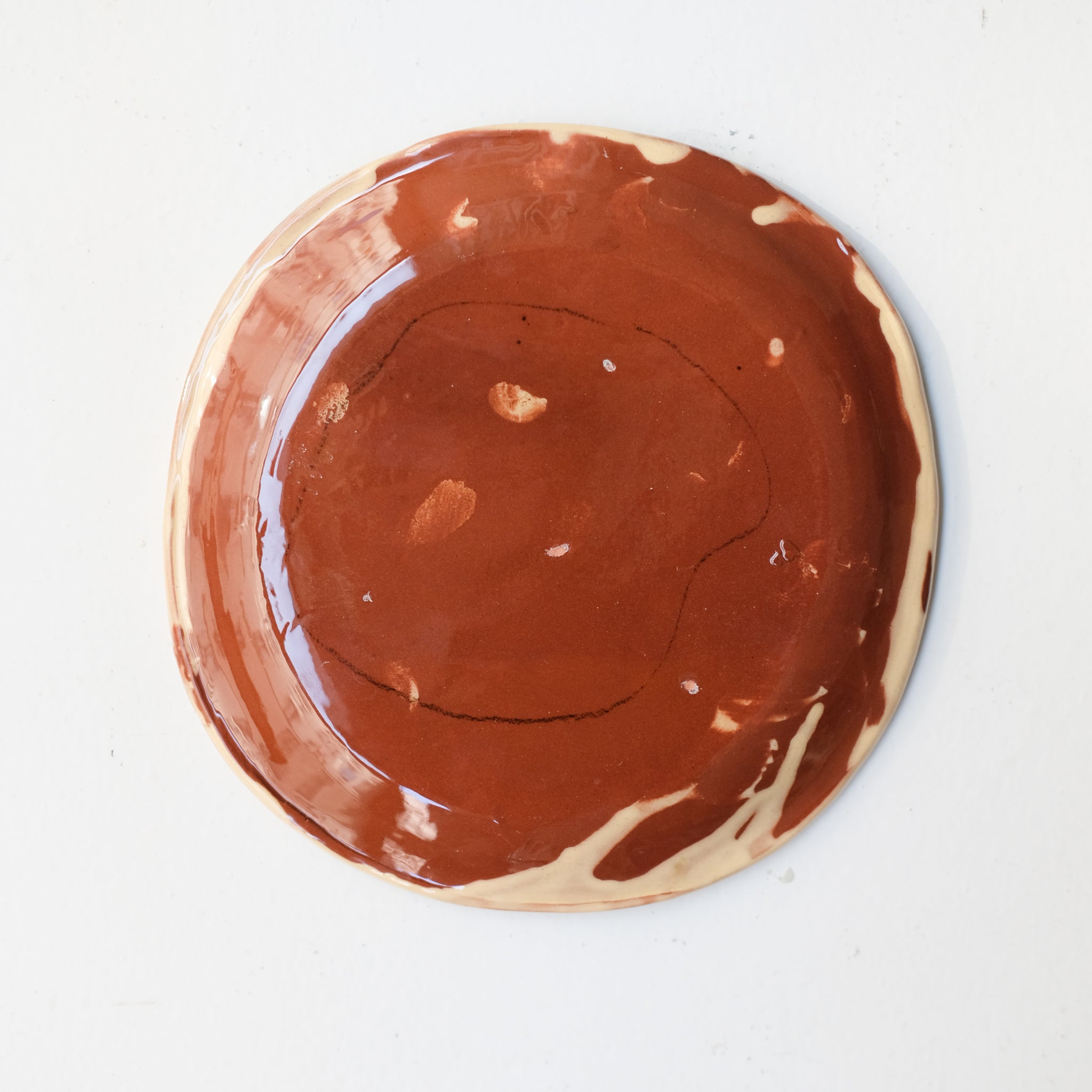 Assiette SP26HB16 en faïence rouge D 19,5cm - Multicolore d'Héloise Bariol chez Brutal Ceramics