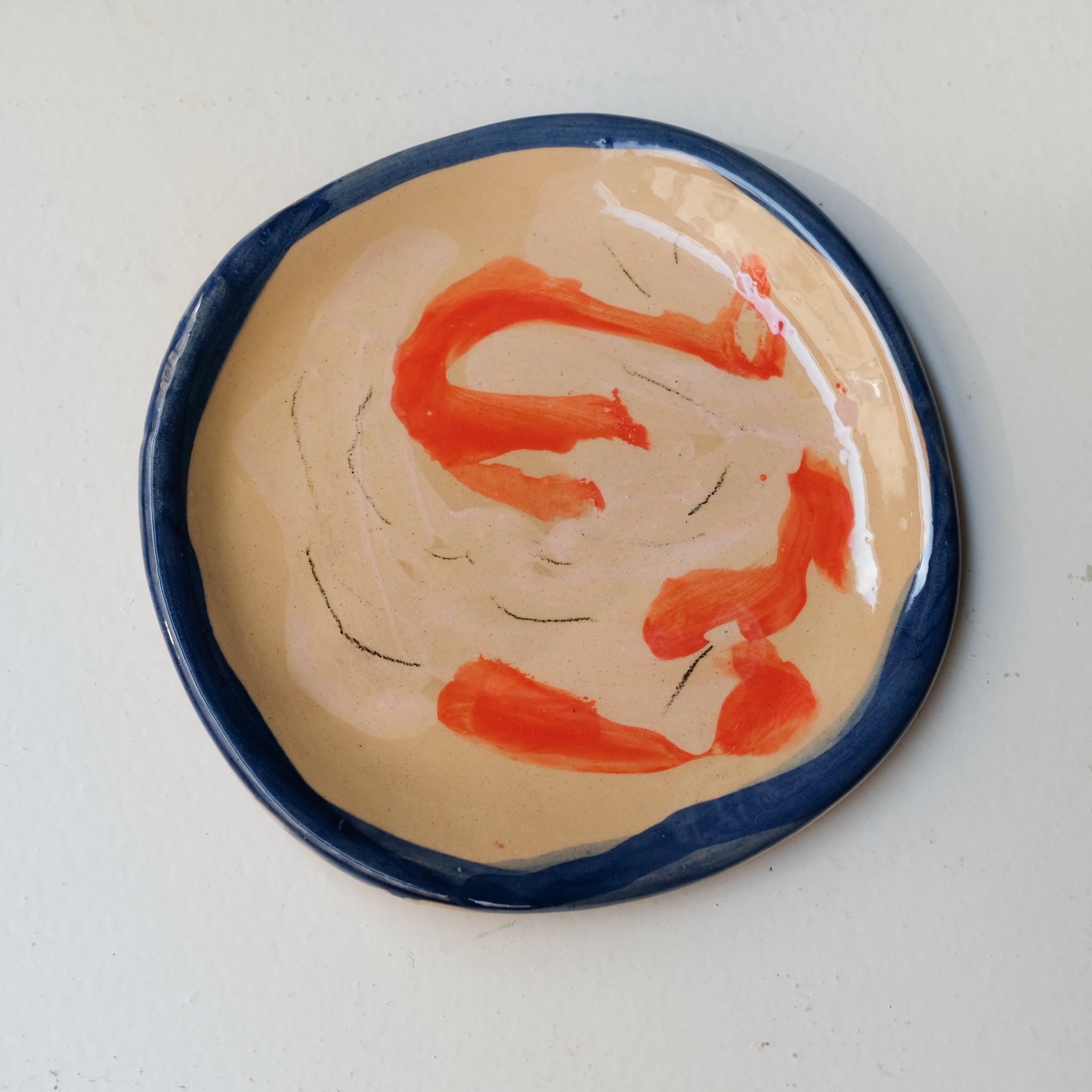 Assiette SP26HB17 en faïence rouge D 19,5cm - Multicolore d'Héloise Bariol chez Brutal Ceramics