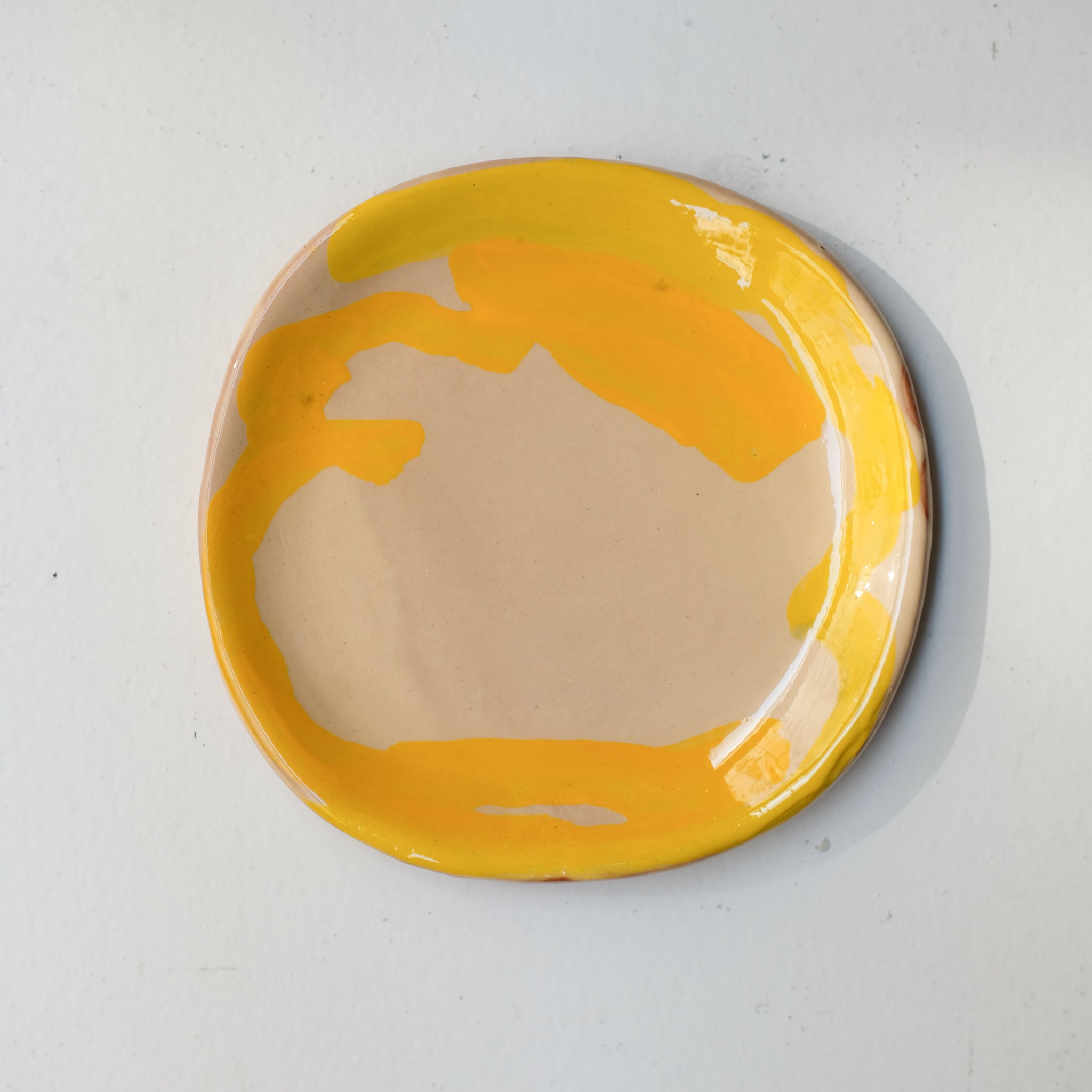 Assiette SP26HB18 en faïence rouge D 19,5cm - Multicolore d'Héloise Bariol chez Brutal Ceramics