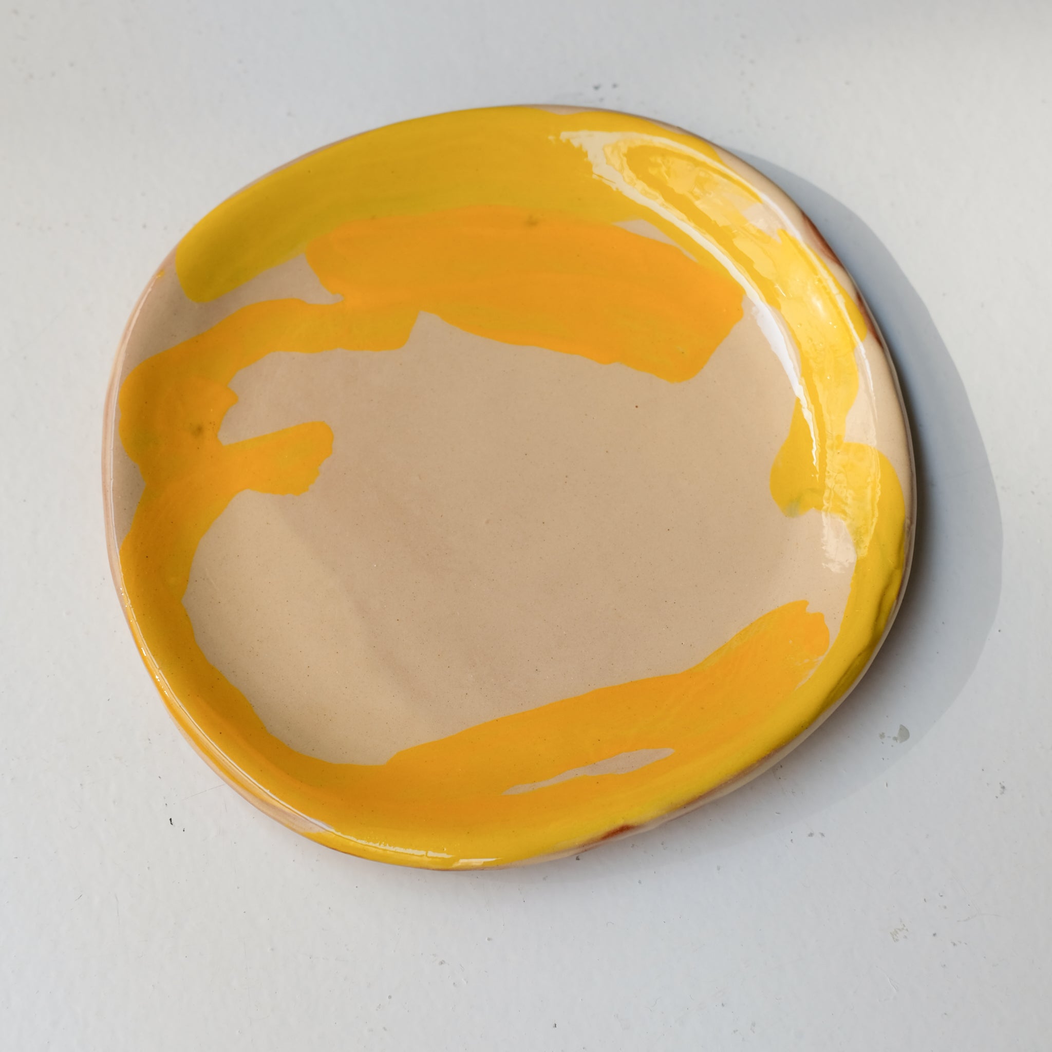 Assiette SP26HB18 en faïence rouge D 19,5cm - Multicolore d'Héloise Bariol chez Brutal Ceramics