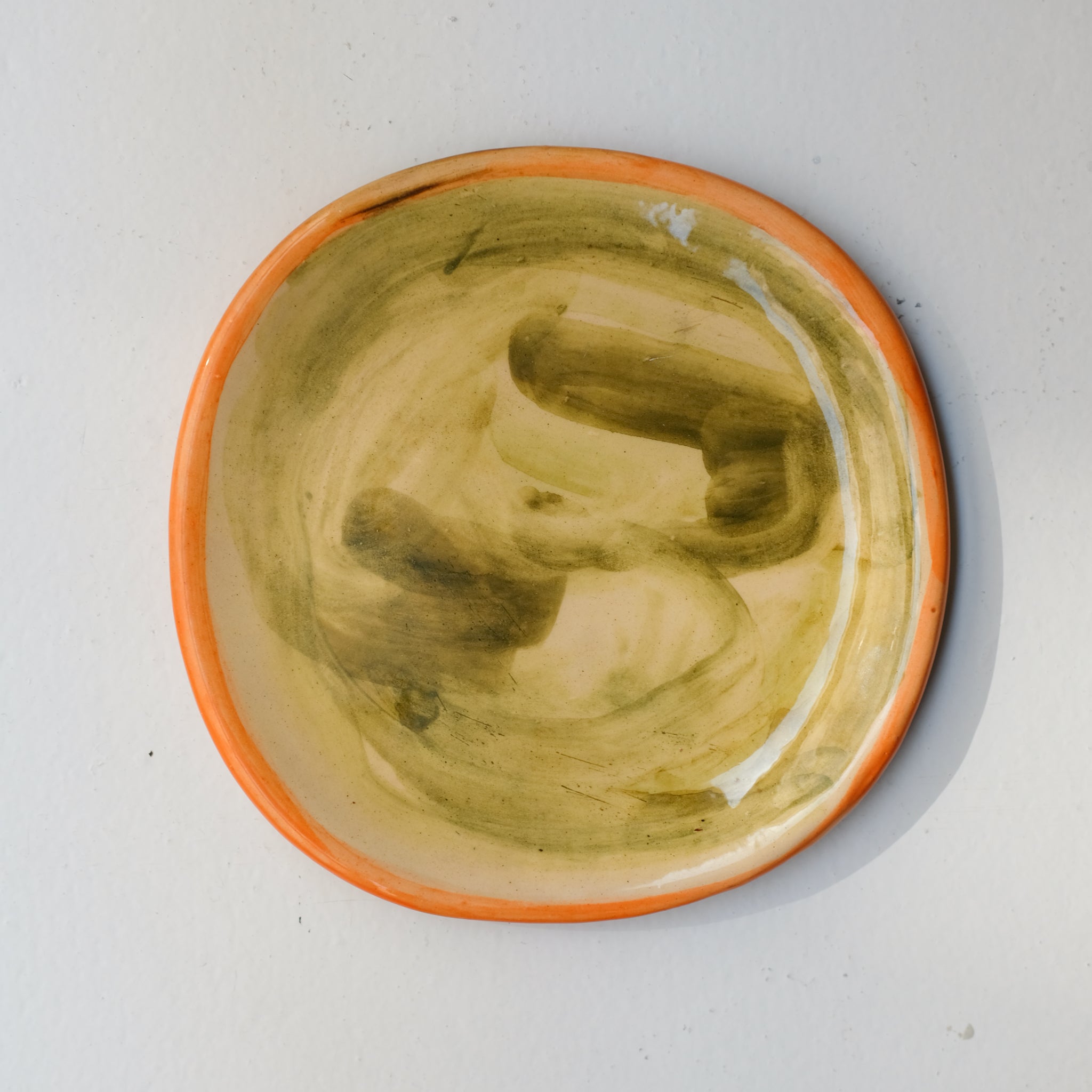 Assiette SP26HB19 en faïence rouge D 19,5cm - Multicolore d'Héloise Bariol chez Brutal Ceramics
