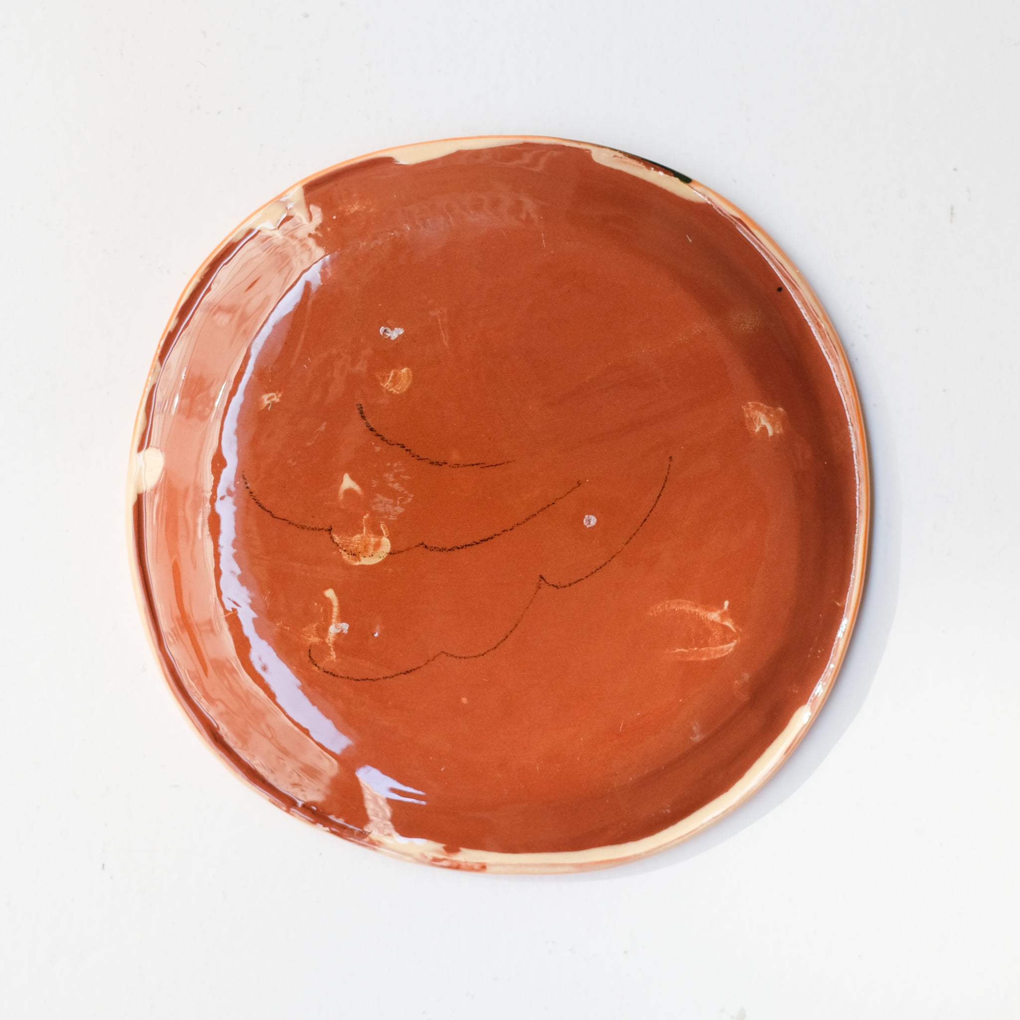 Assiette SP26HB19 en faïence rouge D 19,5cm - Multicolore d'Héloise Bariol chez Brutal Ceramics