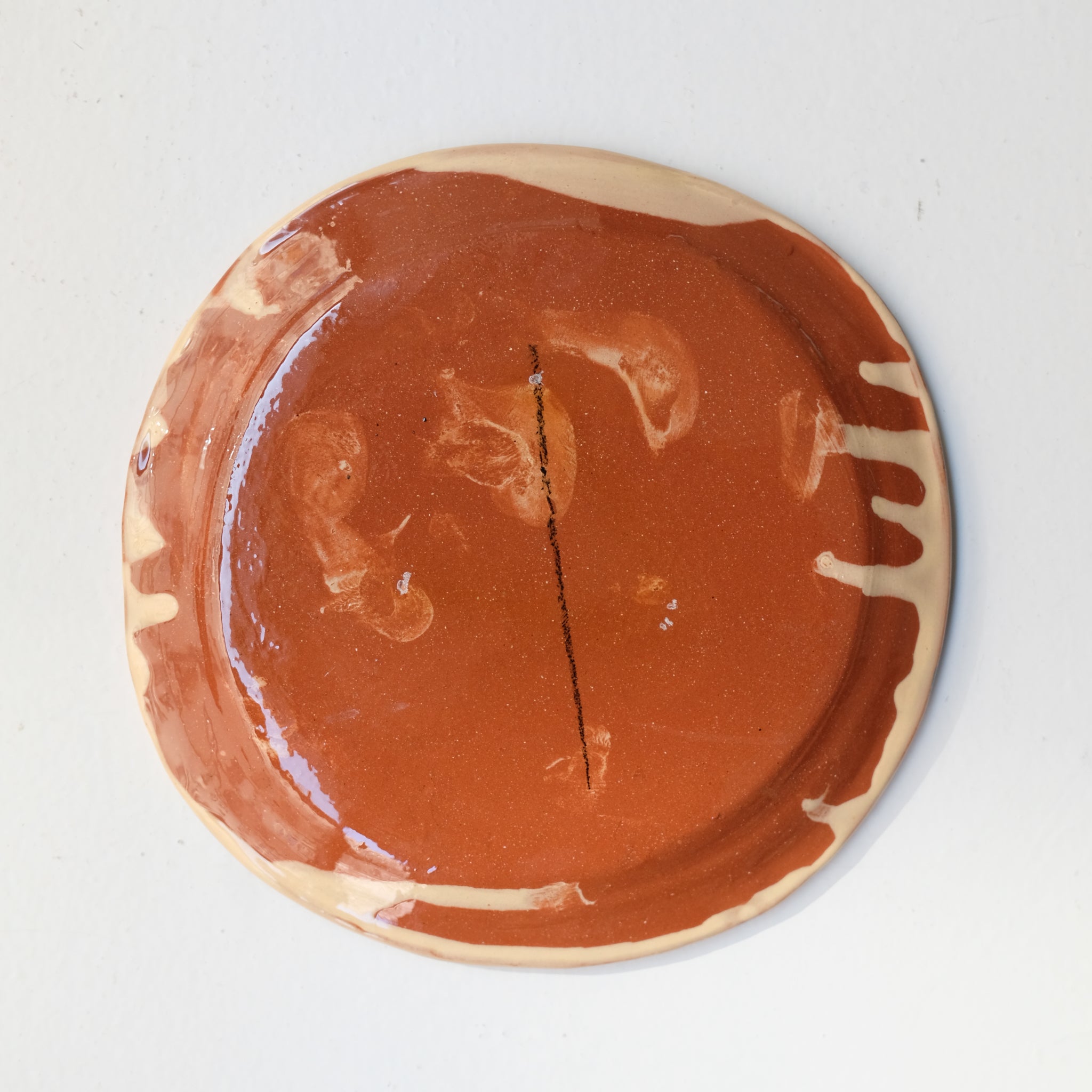 Assiette SP26HB20 en faïence rouge D 19,5cm - Multicolore d'Héloise Bariol chez Brutal Ceramics