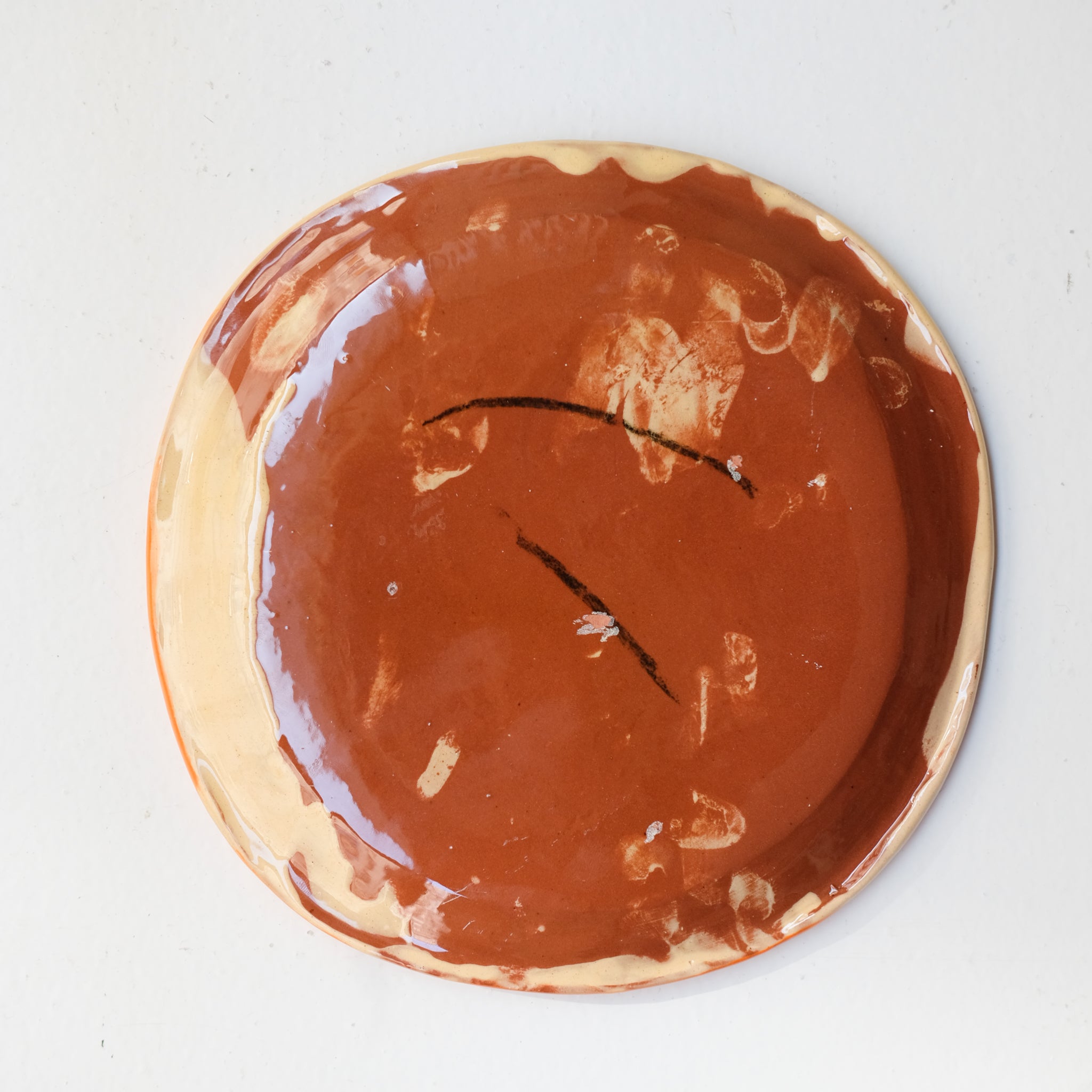 Assiette SP26HB21 en faïence rouge D 19,5cm - Multicolore d'Héloise Bariol chez Brutal Ceramics