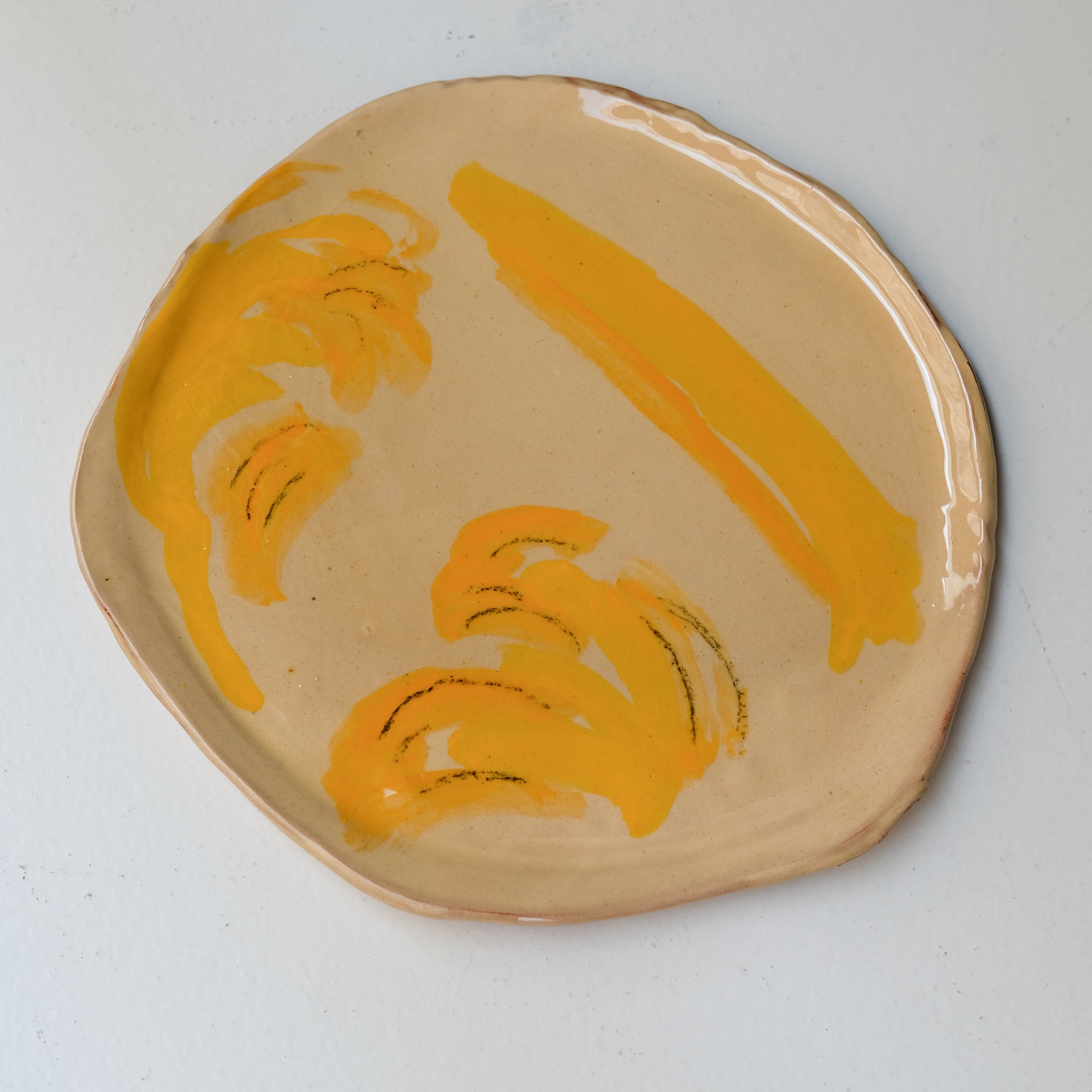 Assiette SP26HB24 en faïence rouge D 25cm - Multicolore d'Héloise Bariol chez Brutal Ceramics