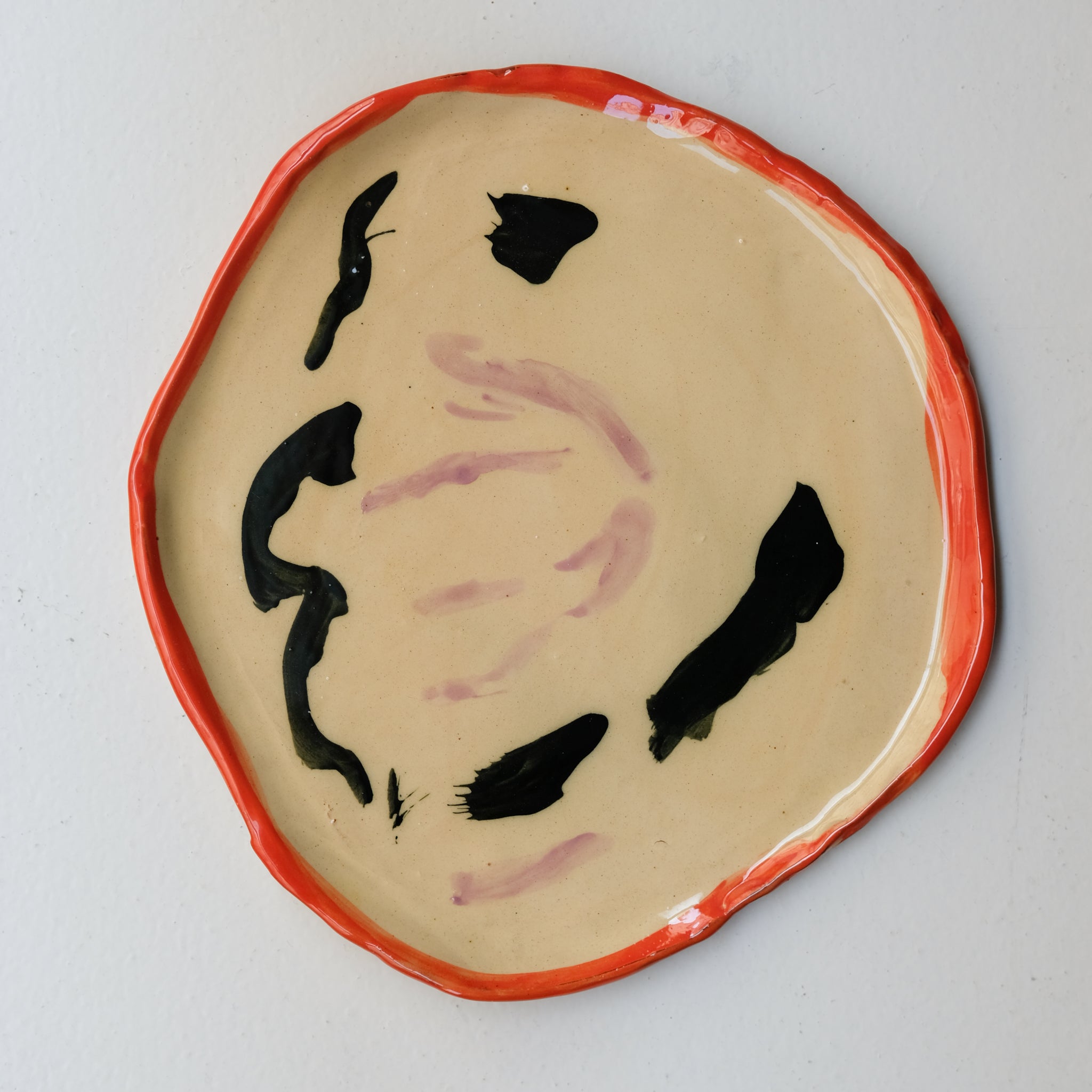 Assiette SP26HB25 en faïence rouge D 25cm - Multicolore d'Héloise Bariol chez Brutal Ceramics