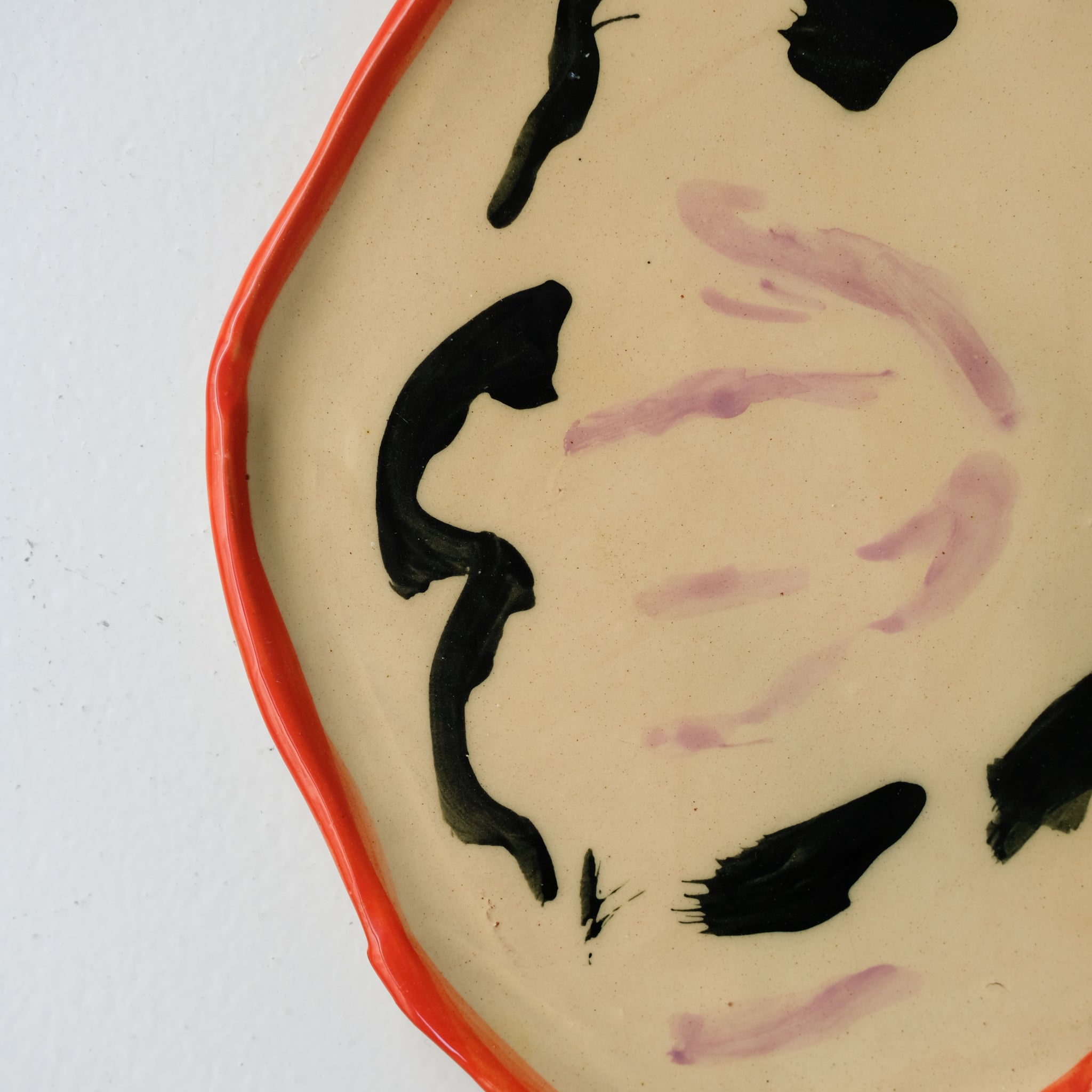 Assiette SP26HB25 en faïence rouge D 25cm - Multicolore d'Héloise Bariol chez Brutal Ceramics