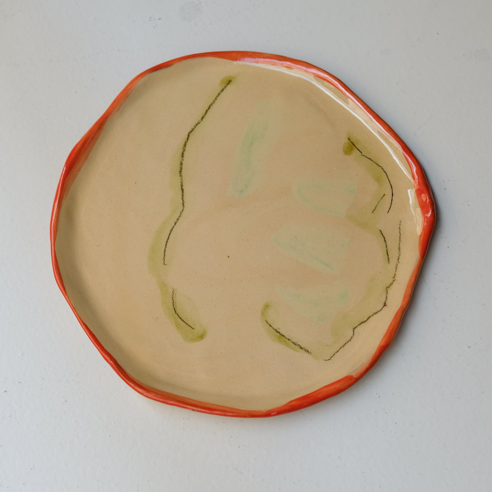Assiette SP26HB27 en faïence rouge D 25cm - Multicolore d'Héloise Bariol chez Brutal Ceramics