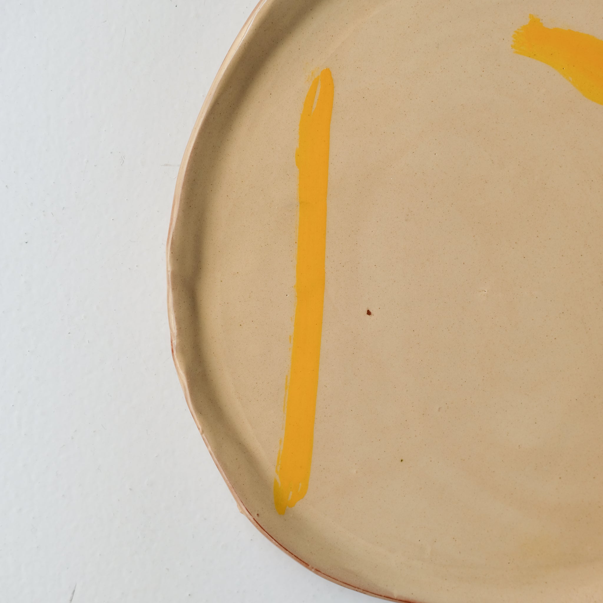Assiette SP26HB28 en faïence rouge D 25cm - Multicolore d'Héloise Bariol chez Brutal Ceramics