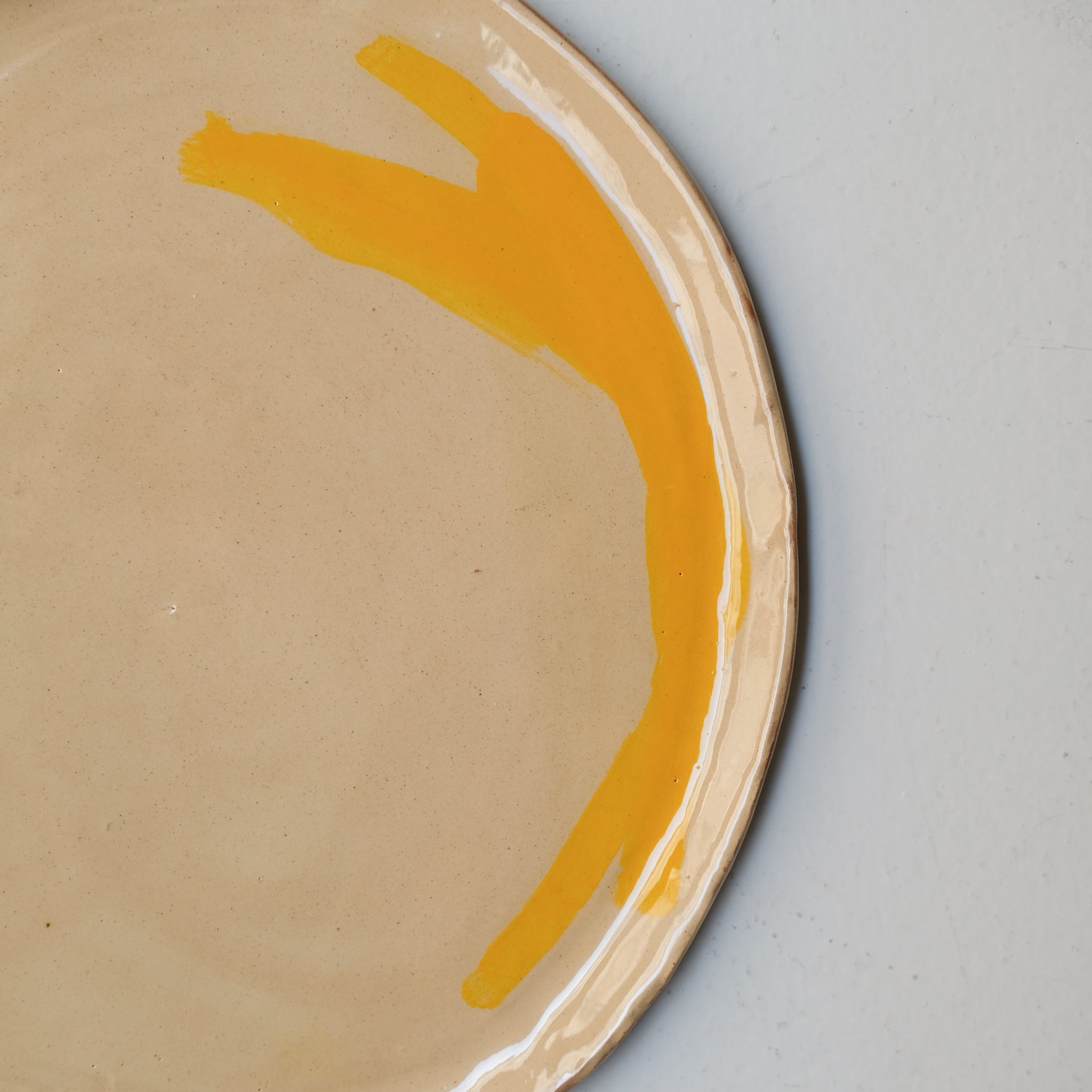 Assiette SP26HB28 en faïence rouge D 25cm - Multicolore d'Héloise Bariol chez Brutal Ceramics