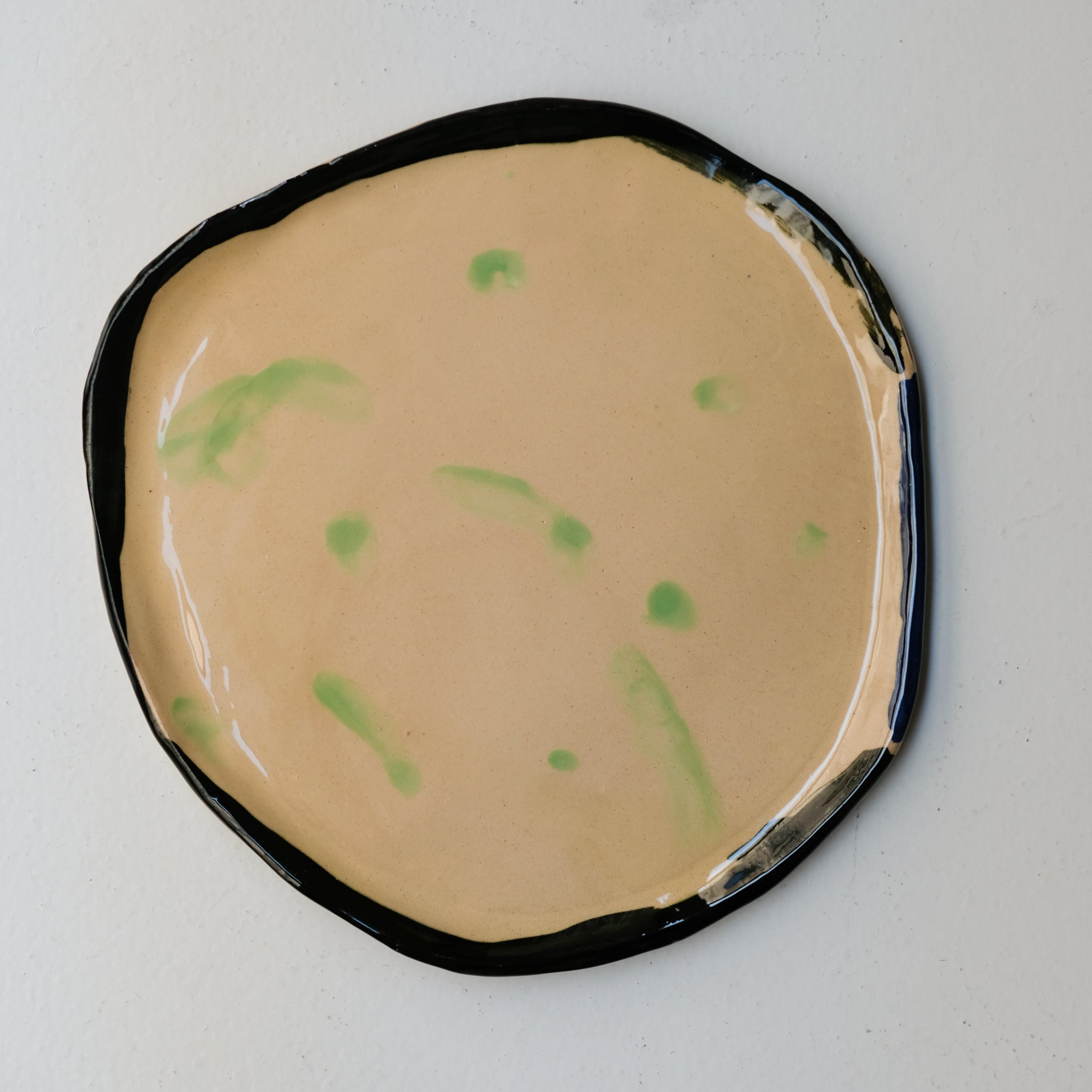 Assiette SP26HB28 en faïence rouge D 25cm - Multicolore d'Héloise Bariol chez Brutal Ceramics