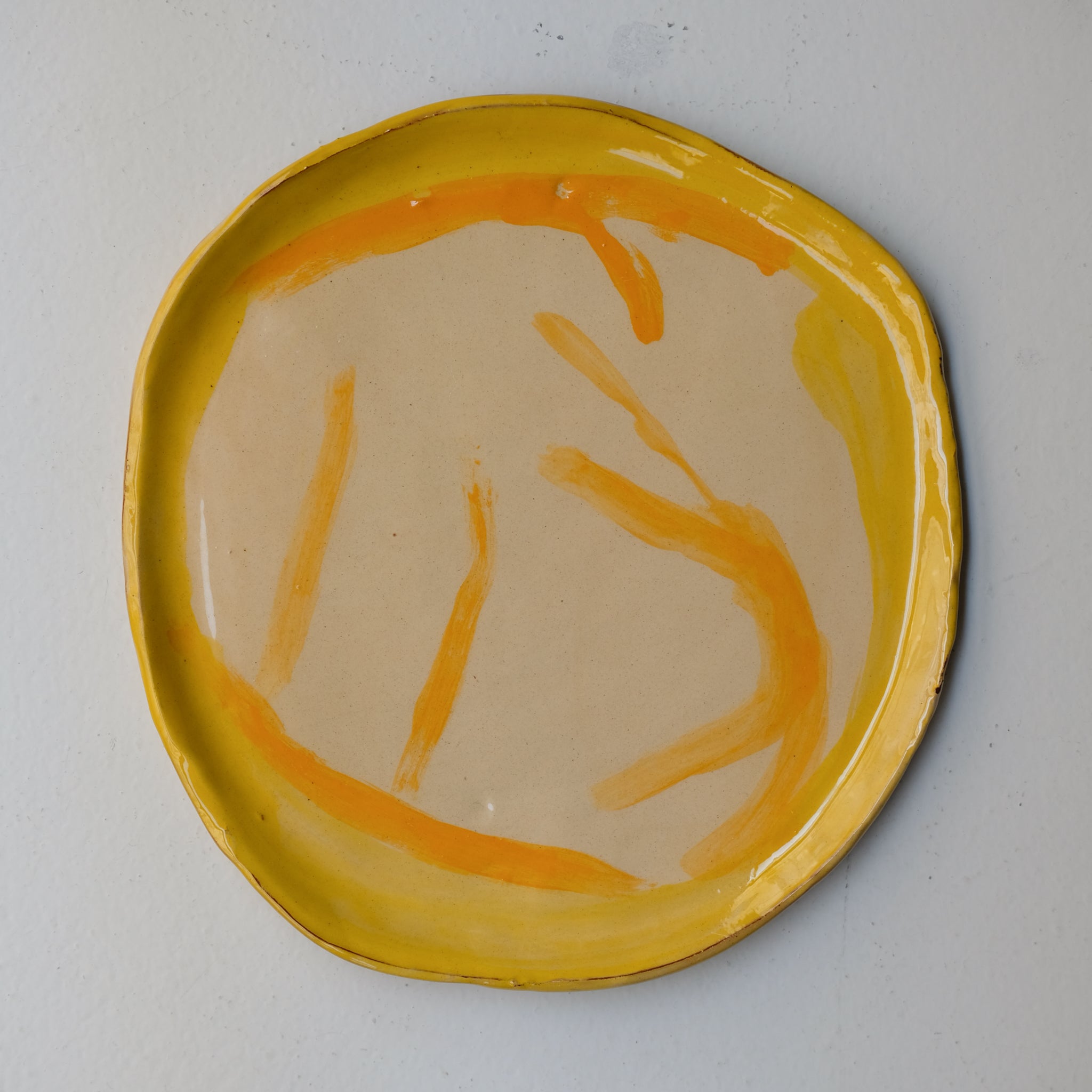 Assiette SP26HB30 en faïence rouge D 25cm - Multicolore d'Héloise Bariol chez Brutal Ceramics